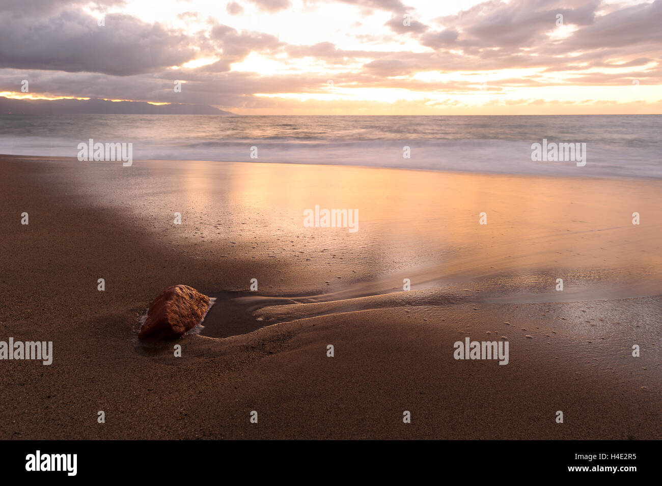 Meer Sonnenuntergang ist ein ruhigen malerischen Strand Sonnenuntergang mit einem beruhigenden Gefühl der Gelassenheit. Stockfoto