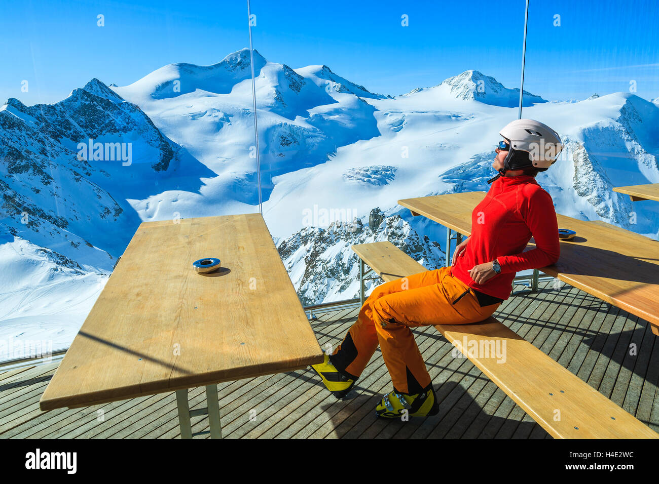 Frau Skifahrer sitzen im Restaurant genießen Sie Sonne und Blick auf Berg Wildspitze, zweite höchsten Gipfel Österreichs, Pitztaler Gletscherskigebiet Stockfoto