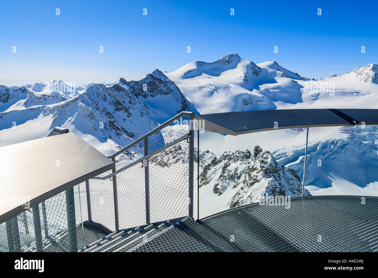 Sicht-Plattform im Pitztal Skigebiet an sonnigen Wintertag, Österreichische Alpen Stockfoto