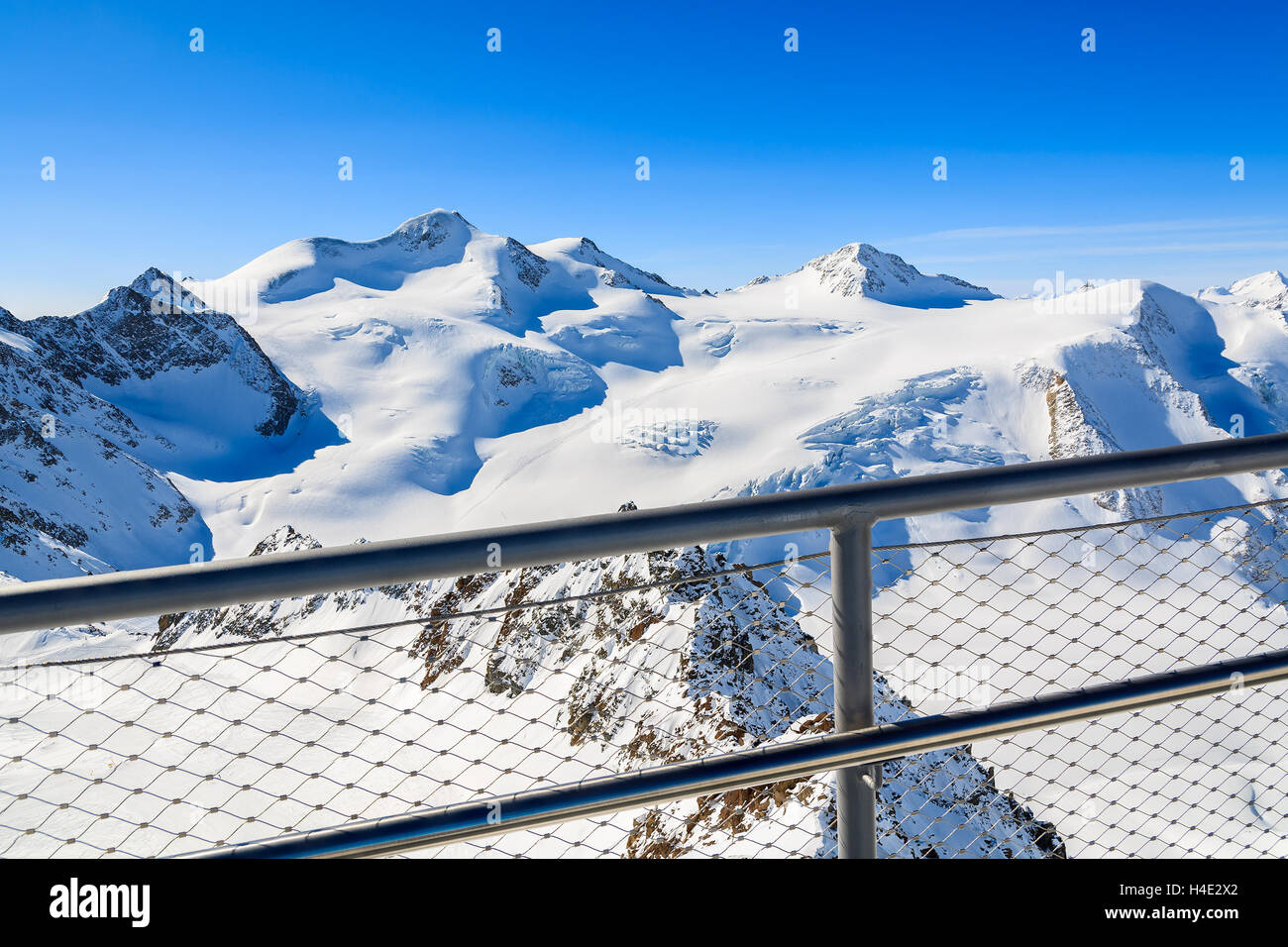 Sicht-Plattform im Pitztal Skigebiet an sonnigen Wintertag, Österreichische Alpen Stockfoto