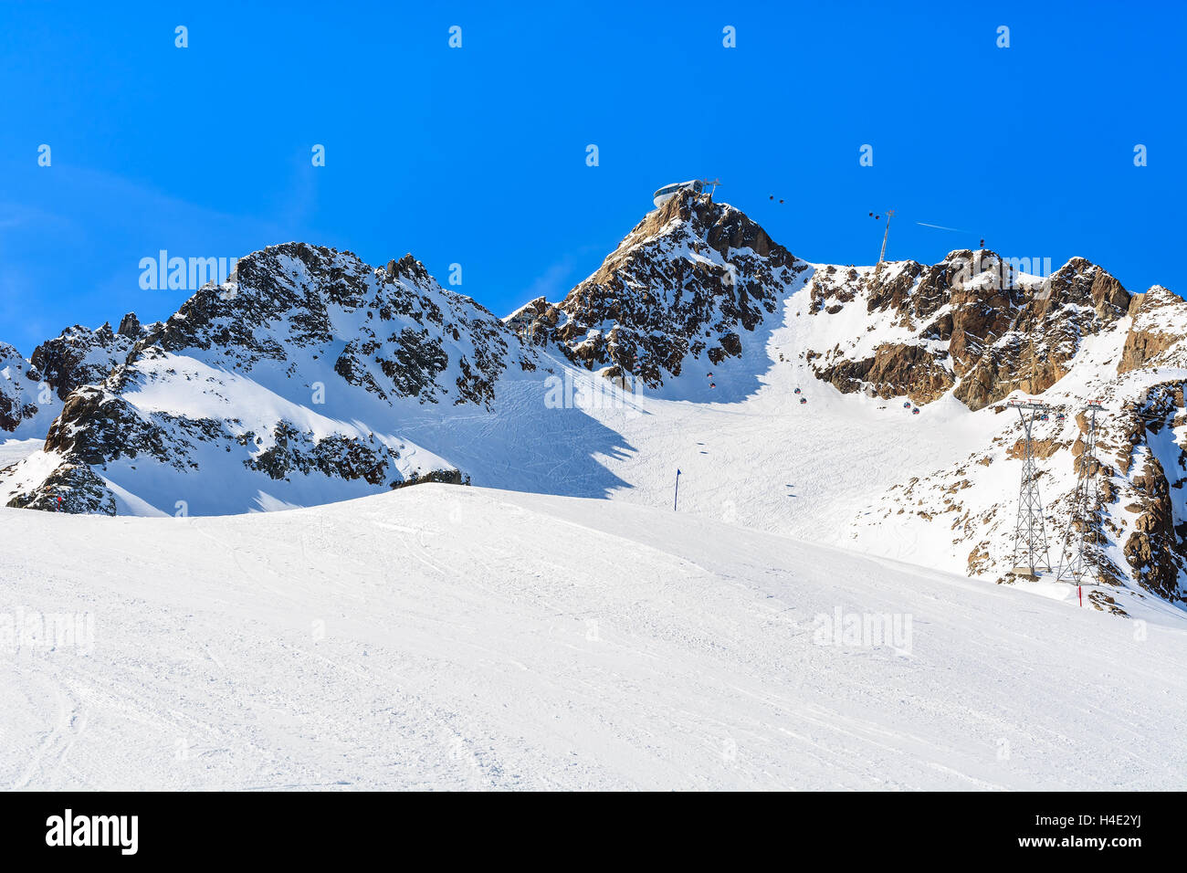 Skipiste und Wagen auf einer Hebebühne im österreichischen Skigebiet Pitztal, Österreichische Alpen Stockfoto