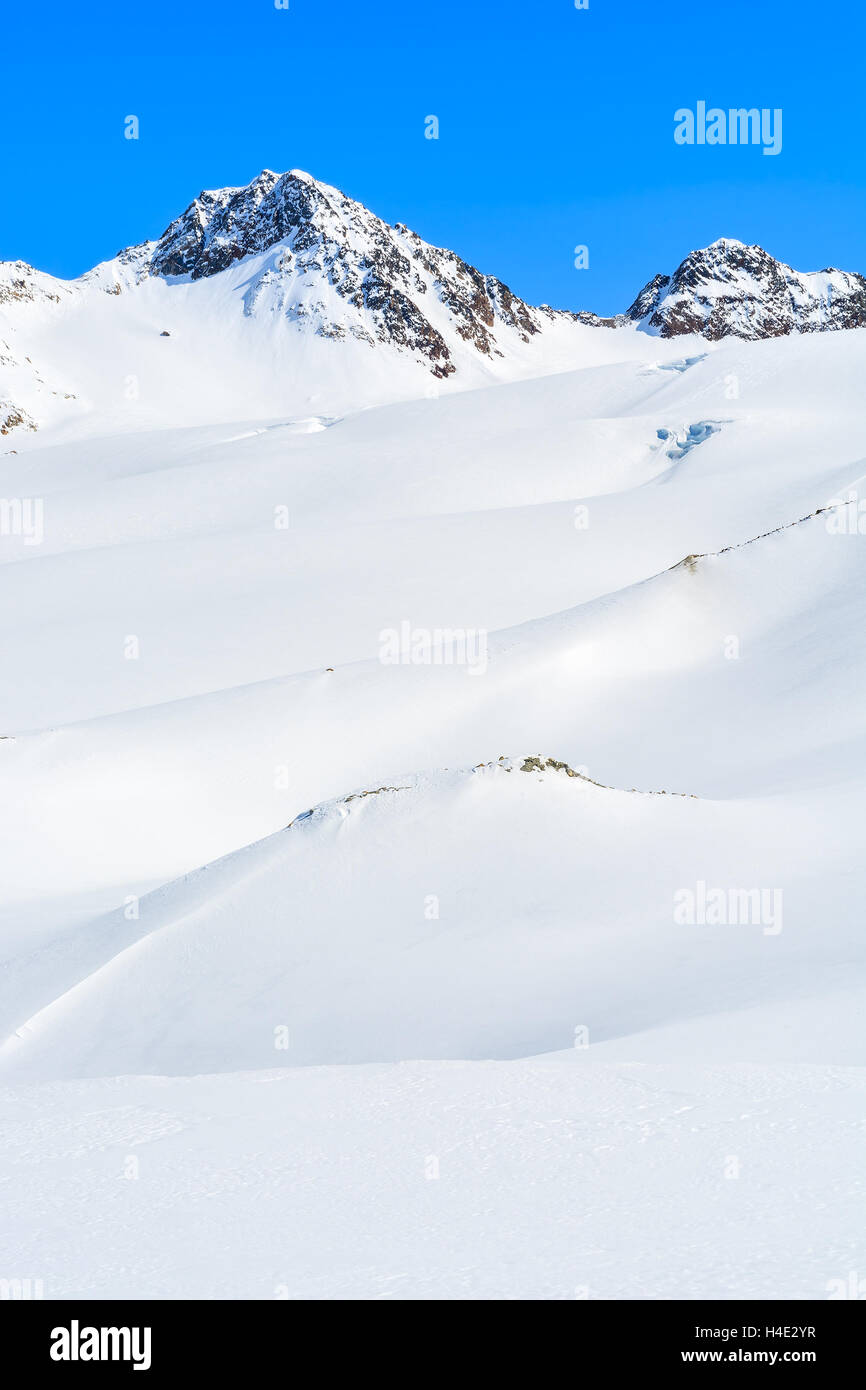 Schneebedeckte Berge im österreichischen Skigebiet Pitztal, Österreichische Alpen Stockfoto