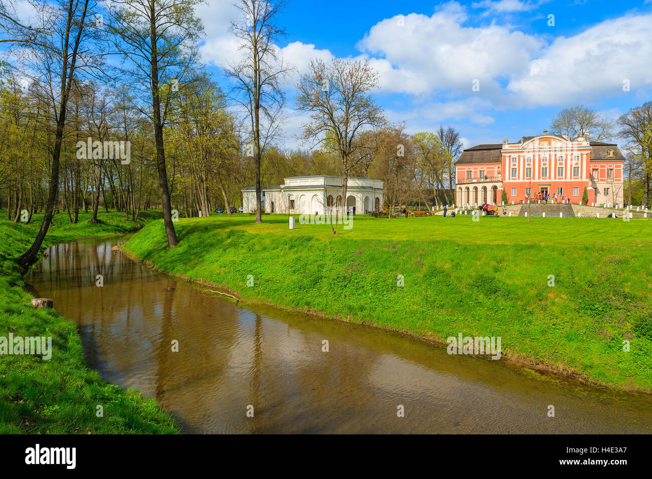 Fluss im Park der Kurozweki Palast im Frühjahr, Polen Stockfoto
