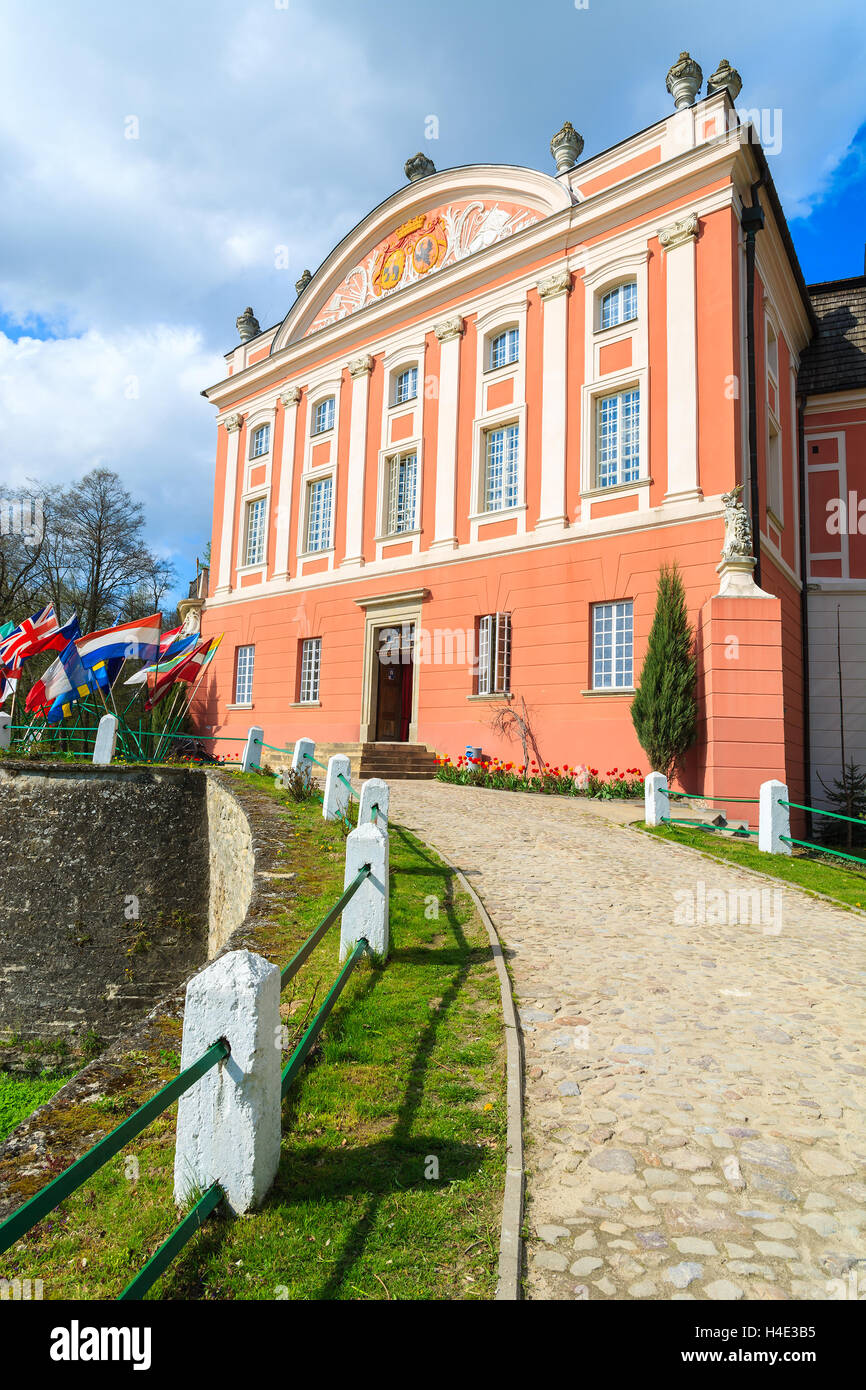 KUROZWEKI Palast, Polen - 20 APR: Vorderansicht des Kurozweki Palastes am 20. April 2014. Gebäude wurde erst kürzlich liebevoll renoviert und ist beliebtes Touristenziel in Woiwodschaft świętokrzyskie Woiwodschaft, Polen. Stockfoto