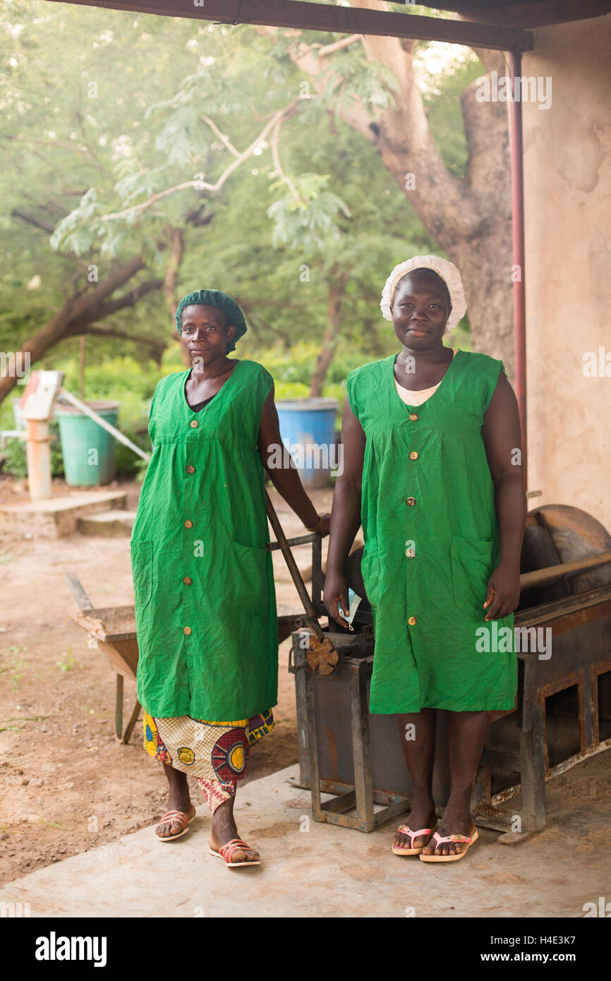 Mitarbeiter setzen sich gemeinsam ein Fair-Trade-Shea-Butter-Produktionsstandort in Réo in Burkina Faso, Westafrika. Stockfoto