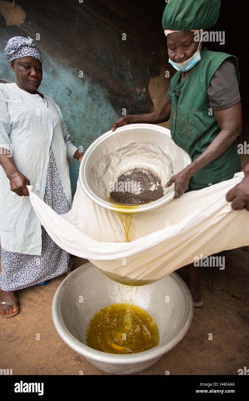 Mitarbeiter-Filter verarbeitet frisch Shea-Nuss-Öl eine Fair-Trade-Produktionsstandort in Réo in Burkina Faso, Westafrika. Stockfoto
