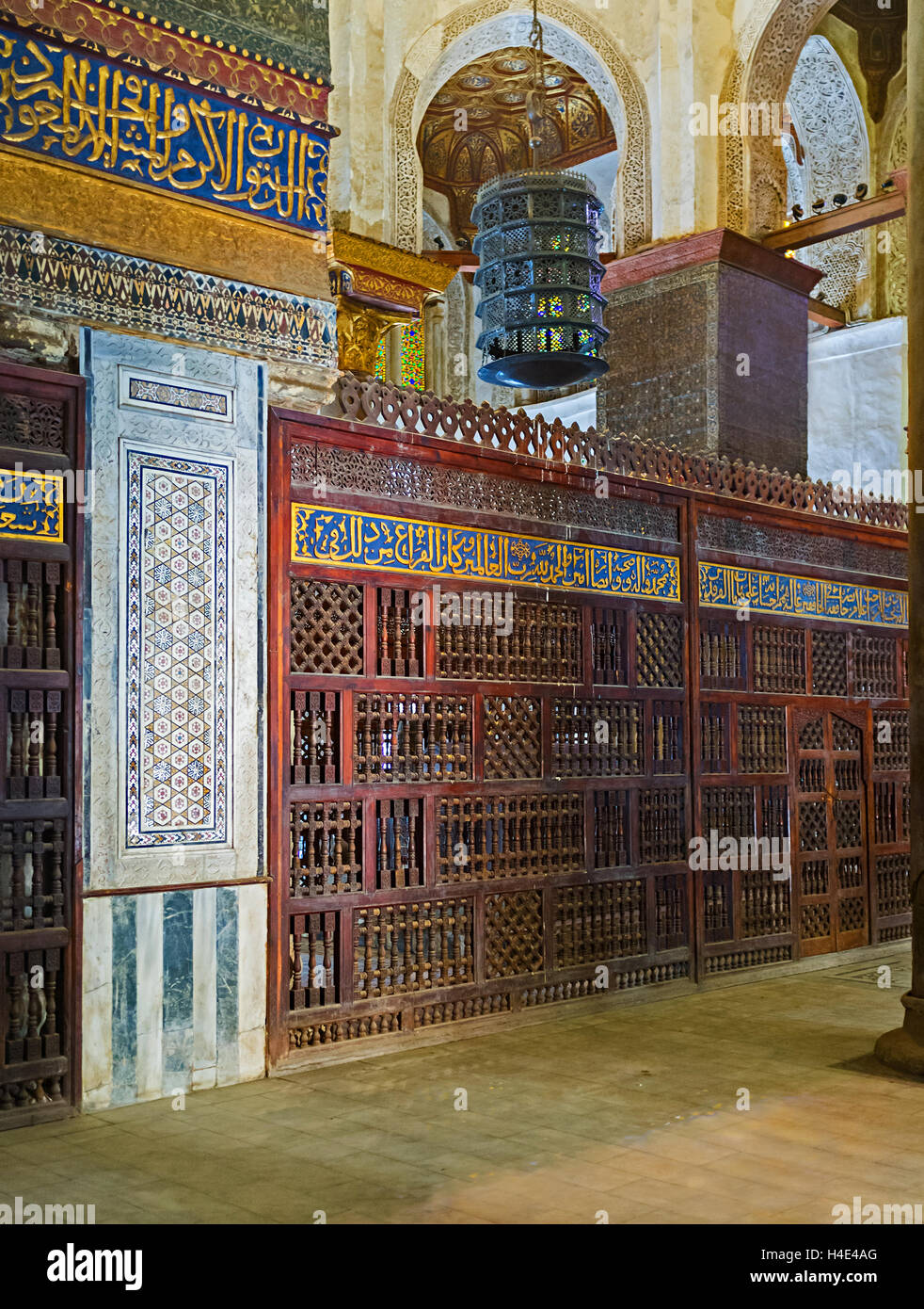 Der steinerne Saal Qalawun Mausoleum gehören die hölzernen Details wie Grills und Decke Schnitzereien, Kairo Ägypten Stockfoto