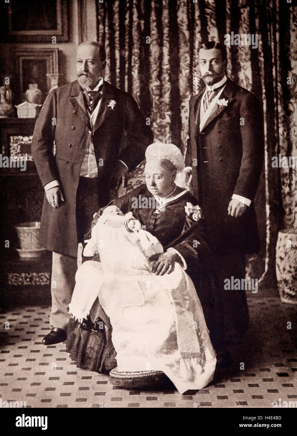 23. Juni 1894, wurde ein Sohn Edward, der Herzog und die Herzogin von York - später Prince Of Wales die King George V mit seinem Vater und Großmutter geboren. Von links - rechts König Edward VII., Königin Victoria, der Duke of York, später König George V Stockfoto