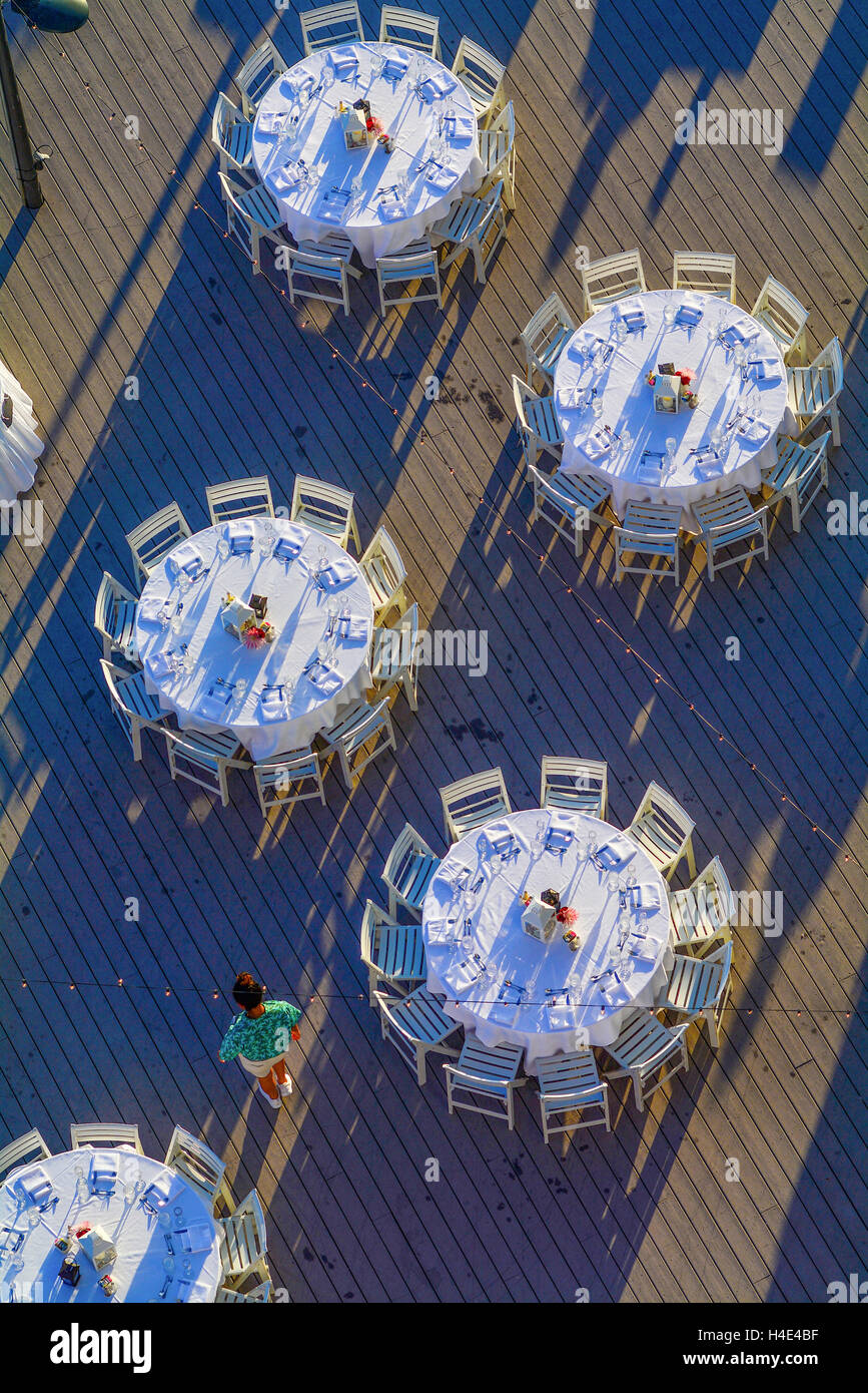 Hochzeitsempfang einrichten auf Promenade am späten Nachmittag am Strand in Sandestin Destin Florida Stockfoto