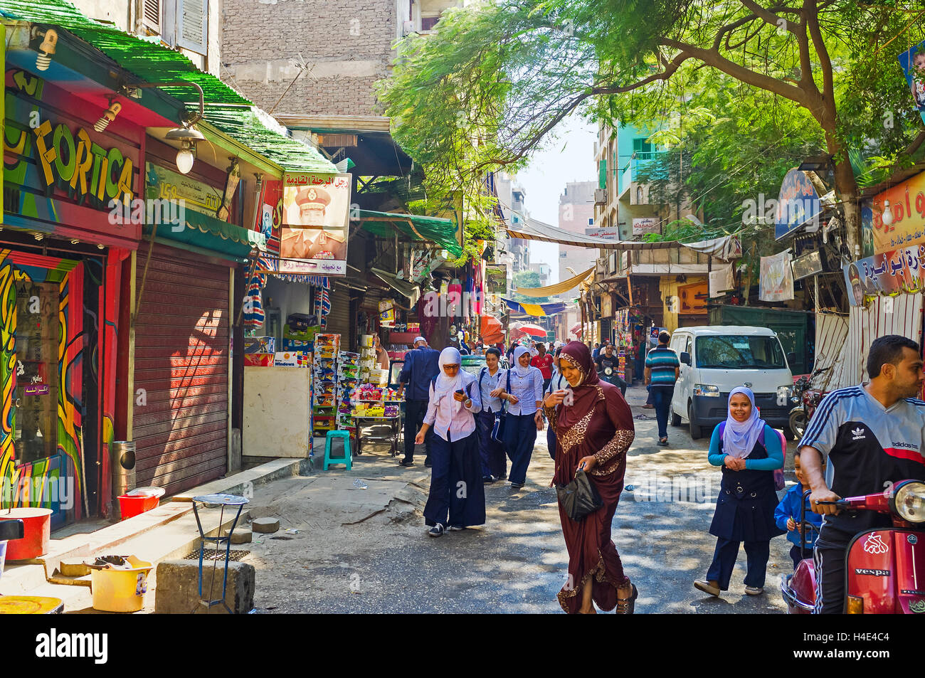 Die laut Souq Al Motaz ulica neben den Toren Bab Zuweila in die Armenviertel, Kairo Stockfoto