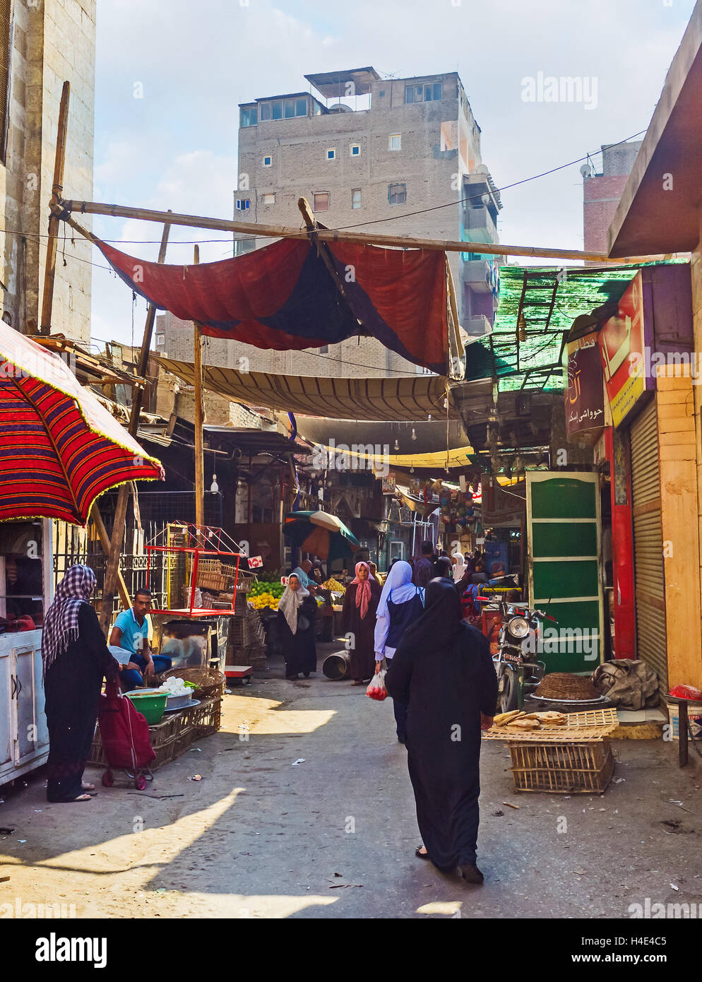 Der Markt an Al Motaz Street ist nicht solche eröffnet als touristische Märkte, es sucht in Armenviertel unter den Slums von Kairo Stockfoto