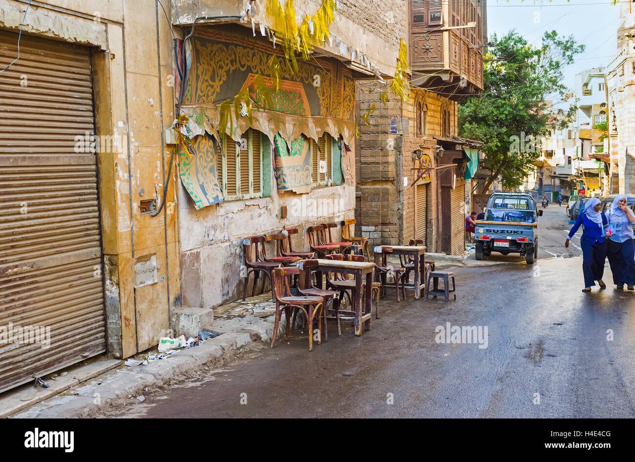 Die alte Straße Teahose in Bab Al Khalq-Bezirk, der Besitzer spritzte Wasser auf der Straße zu halten Staub, Kairo Ägypten Stockfoto