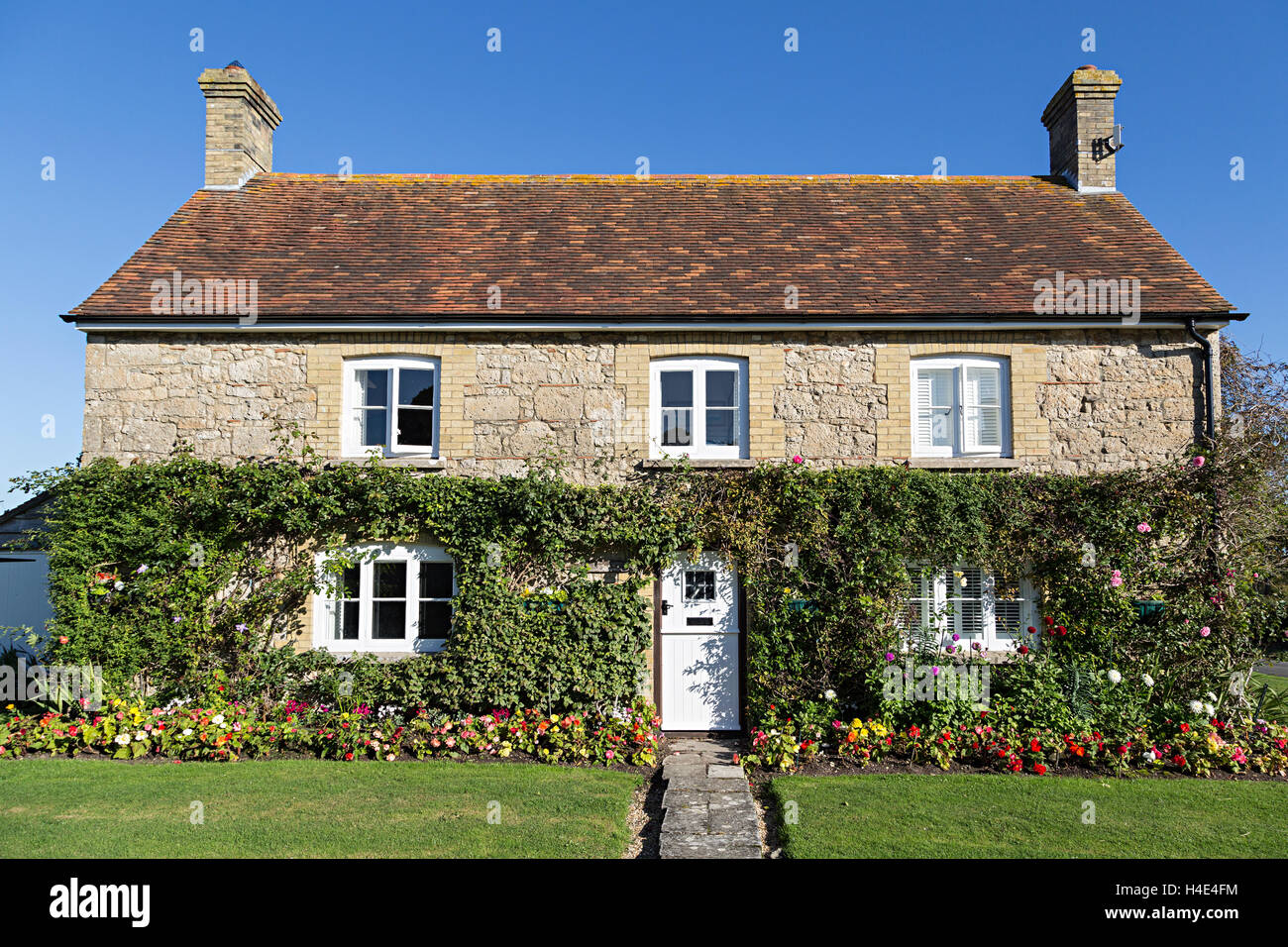 Haus mit Blumenbeet, Newtown, Isle Of Wight, Großbritannien Stockfoto