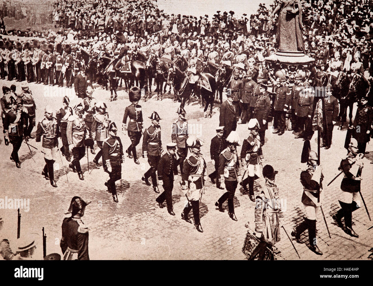 Neun Könige... Die bald um zu sein König George V, der Kaiser und Könige von Griechenland, Dänemark, Norwegen, Spanien, Portugal, Belgien und Bulgarien folgen den Sarg von König Edward VII, 20. Mai 1910. Stockfoto