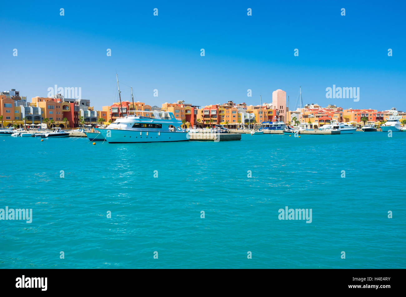Hurghada Marina mit dem modernen Werft und gemütlichen touristischen Viertel, Ägypten. Stockfoto