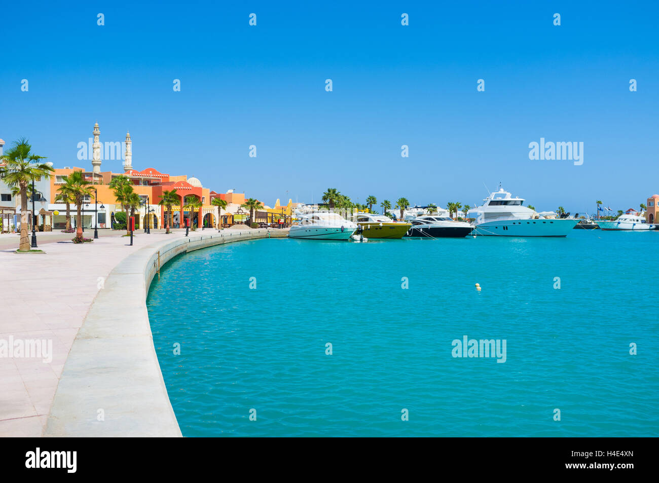 Die Luxus-Yachten und kleine Boote sind in Hurghada Marina, Ägypten festgemacht. Stockfoto