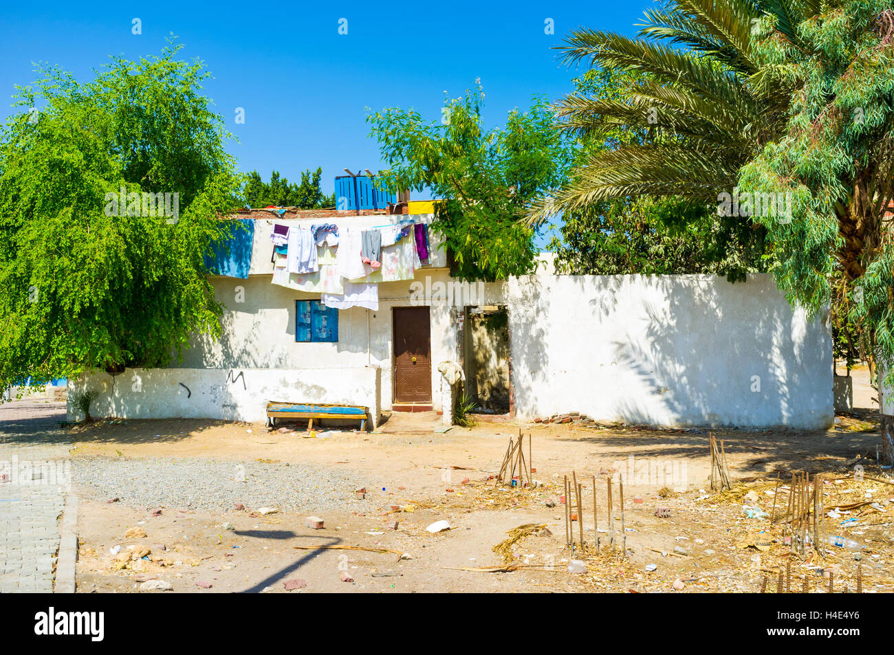 Das Kleine Weisse Haus Mit Dem Trocknen Von Kleidung Auf Dem Hof Hurghada Agypten Stockfotografie Alamy