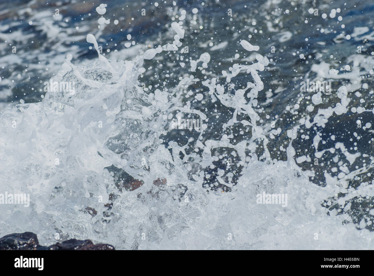 Foto von schönen klaren, türkisfarbenen Meer Ozean Wasseroberfläche mit Wellen und helle Farbtupfer auf Seelandschaft unscharf Hintergrund. Stockfoto