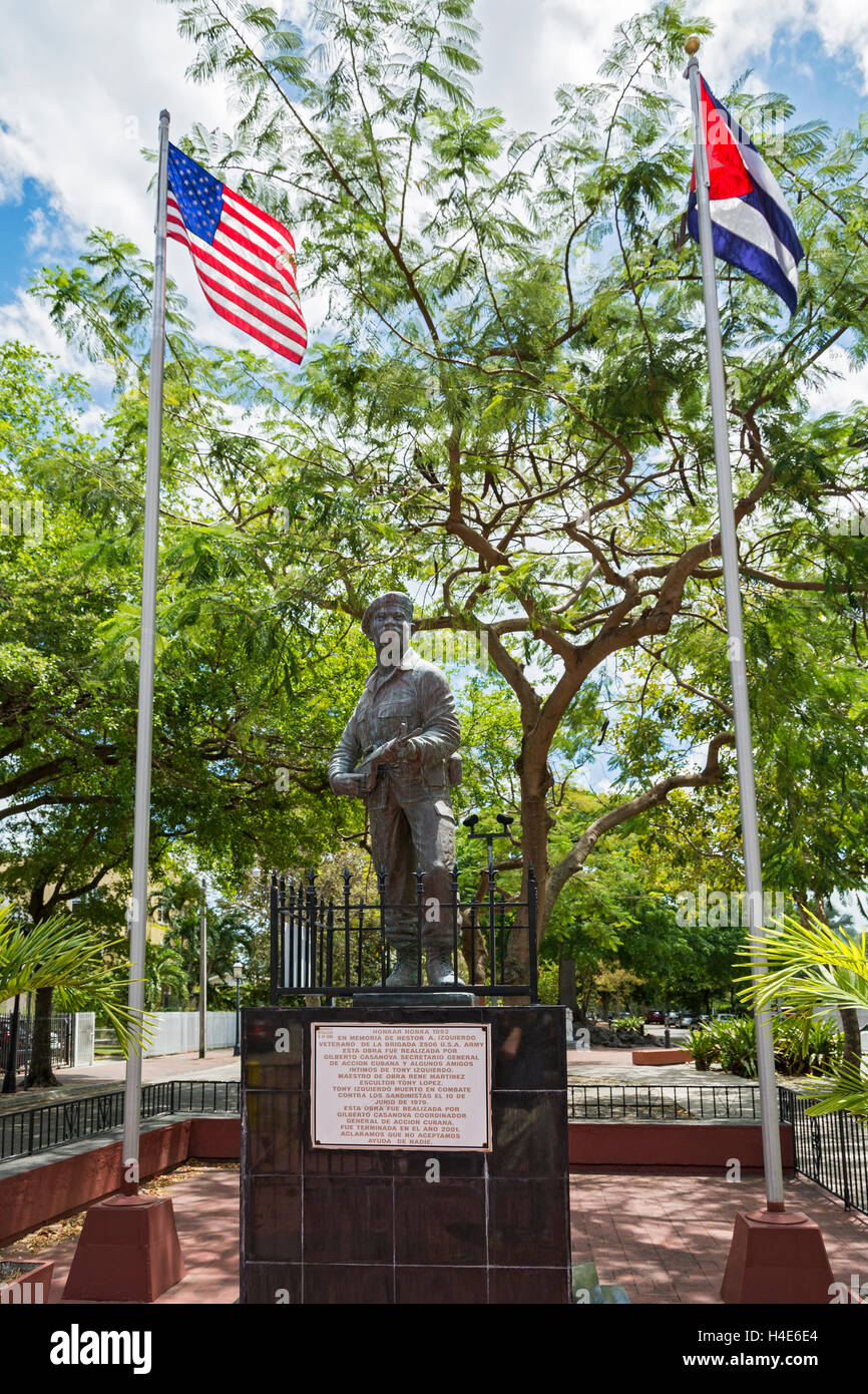 Florida, Miami, Little Havana, Kuba Memorial Boulevard, Bronze-Statue zu Ehren Nestor (Tony) Izquierdo, Veteran der Brigade 2506 Stockfoto