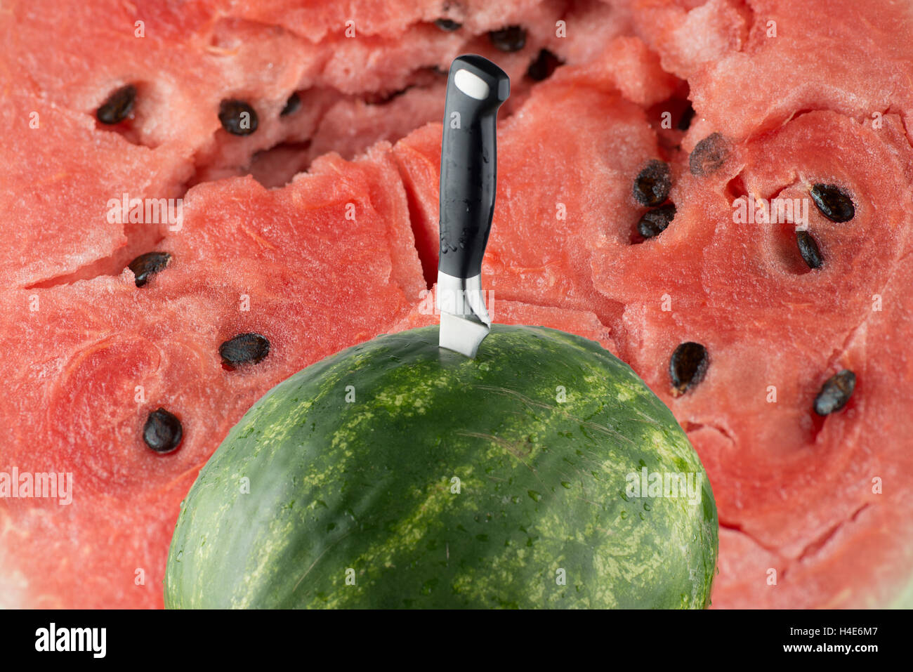 Abgelagertem Wassermelone mit Messer und rotem Fleisch Hintergrund Stockfoto