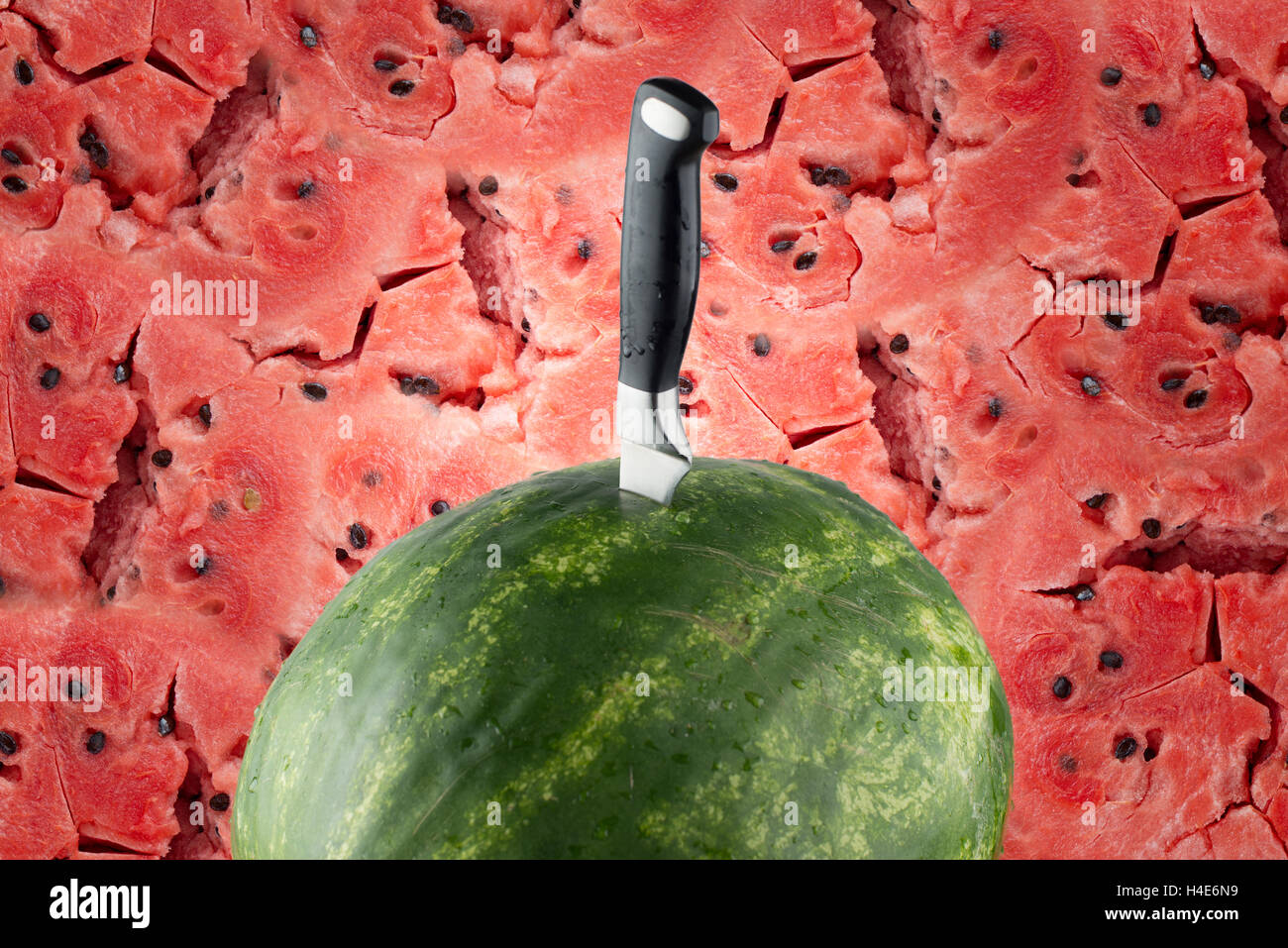 Abgelagertem Wassermelone mit Messer und rotem Fleisch Hintergrund Stockfoto