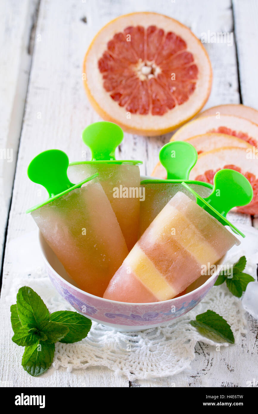 Köstliche Frucht-Eis mit Grapefruit und Milchshake auf weißem Holz Hintergrund. Stockfoto