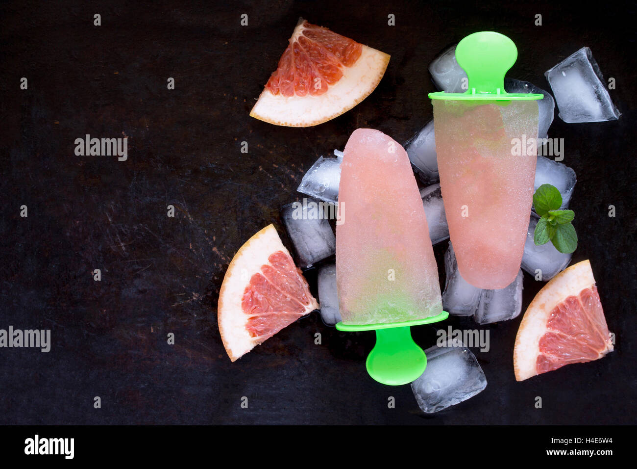 Köstliche Frucht-Eis mit Grapefruit auf Vintage Metall-Hintergrund. Platz für Ihren Text. Stockfoto