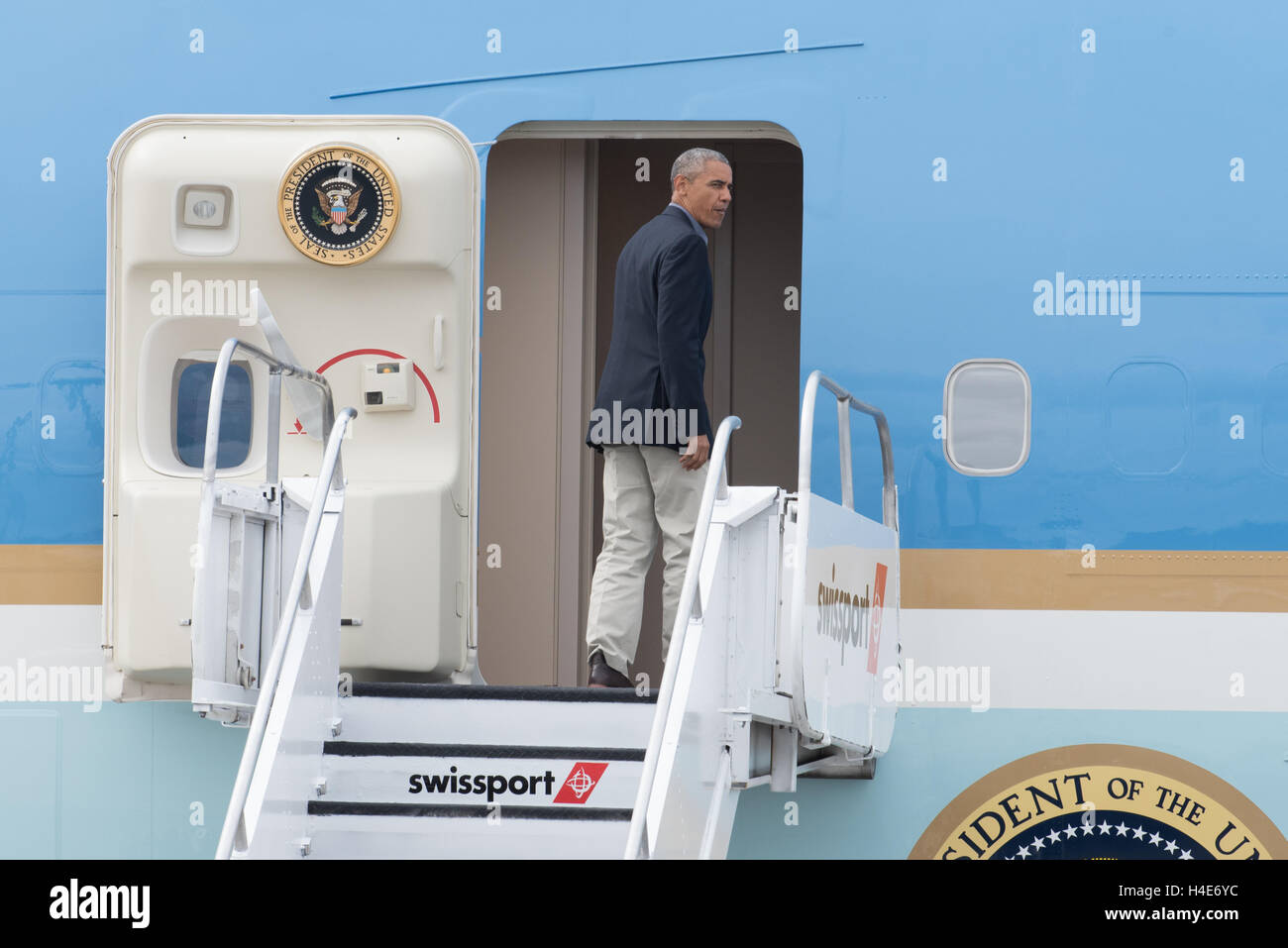 US-Präsident Barack Obama Bretter Air Force One Am SeaTac Flughafen nach einem kurzen besuchen, um Hilfe für demokratische Gouverneur Jay Inslee in Seattle am 25. Juni 2016 Fundraising. Stockfoto