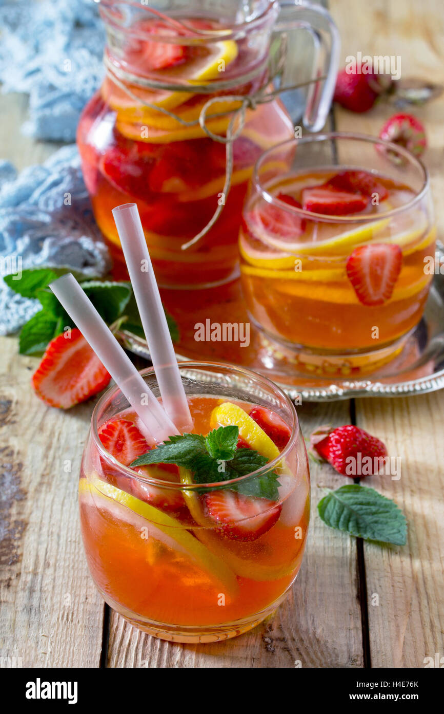 Dosen Trinken Stockfotos und -bilder Kaufen - Alamy Dosen Trinken Stockfotos und -bilder Kaufen - Alamy