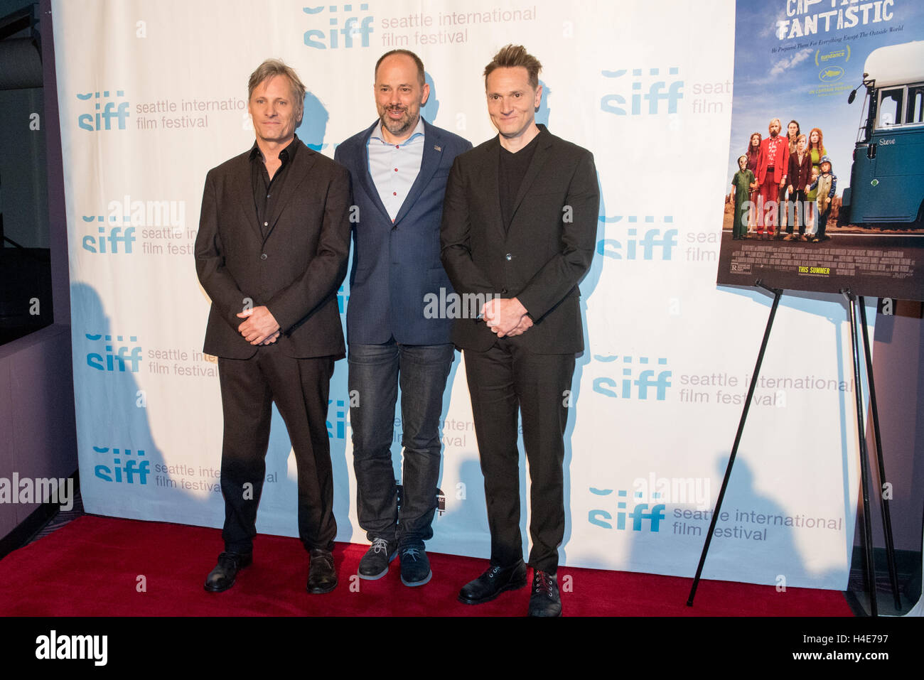 (L-R) Schauspieler Viggo Mortensen, Festival Director und Chief Curator Carl Spence und Director Matt Ross besuchen die Seattle International Film Festival (SIFF) Hommage an Viggo Mortensen und Red Carpet Premiere von Kapitän Fantastic am 11. Juni 2016 in Seattle, Stockfoto