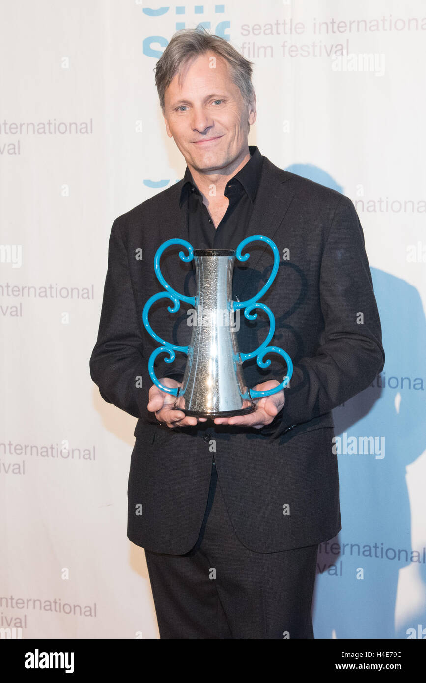 Schauspieler Viggo Mortensen hält den Award for Outstanding Achievement in Acting gegeben ihm durch Seattle International Film Festival (SIFF) an den Tribut, Viggo Mortensen und Red Carpet Premiere von Kapitän Fantastic am 11. Juni 2016 in Seattle, Washington. Stockfoto