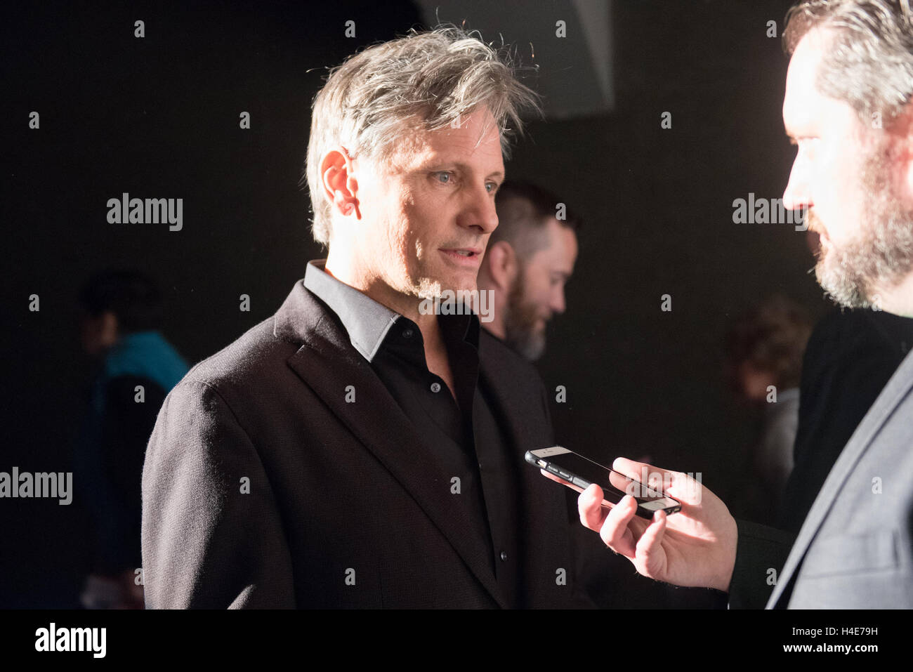 Schauspieler Vigo Mortensen interviewt auf dem Seattle International Film Festival (SIFF) Hommage an Viggo Mortensen und Red Carpet Premiere von Kapitän Fantastic am 11. Juni 2016 in Seattle, Washington. Stockfoto