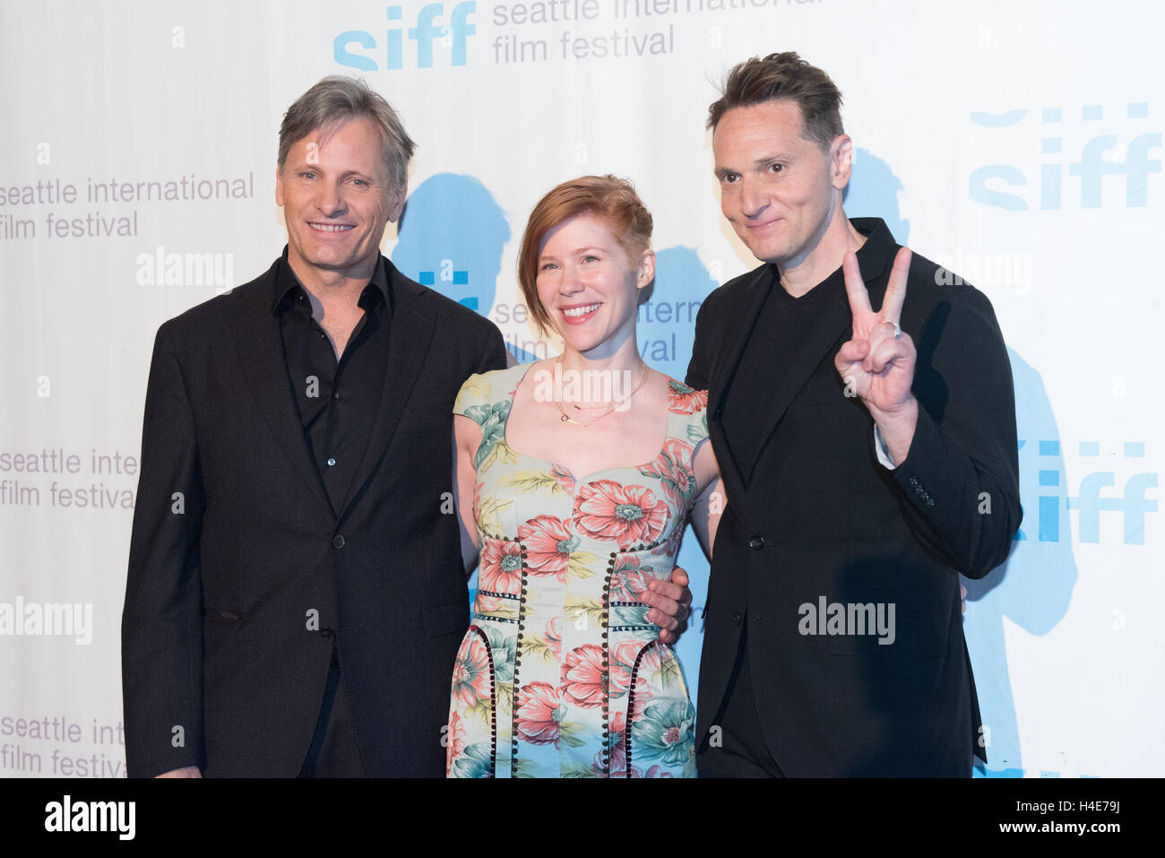 (L-R) Schauspieler Viggo Mortensen, Co-star Trin Miller und Director Matt Ross besuchen die Seattle International Film Festival (SIFF) Hommage an Viggo Mortensen und Red Carpet Premiere von Kapitän Fantastic am 11. Juni 2016 in Seattle, Washington. Stockfoto