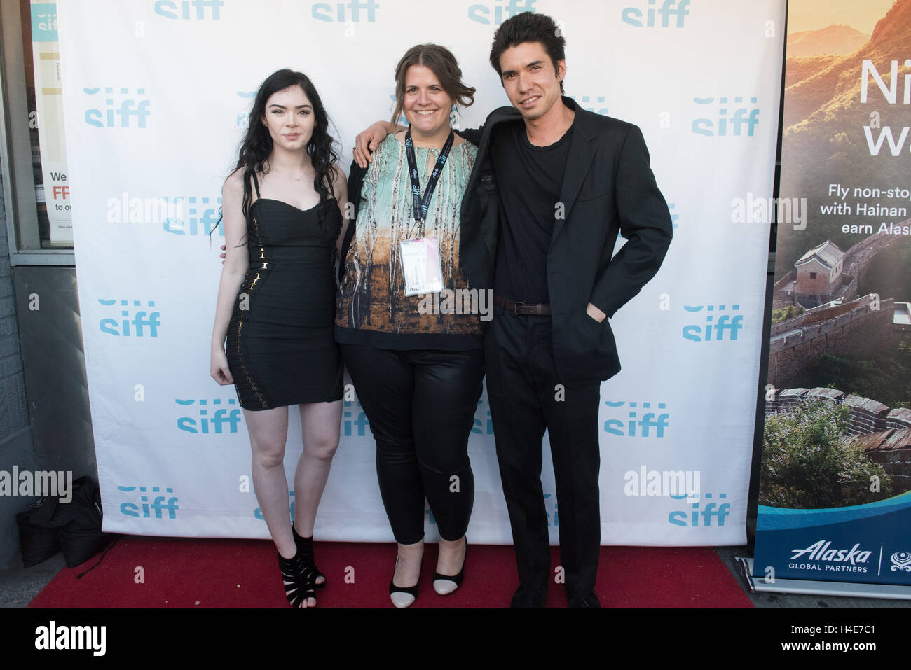 (L-R) Schauspieler Chelle Sherrill, Direktor Megan Griffiths und Schauspieler Ben Barrett besuchen die Seattle International Film Festival (SIFF) Red Carpet Premiere von The Night Stalker am 4. Juni 2016 in Seattle, Washington. Stockfoto