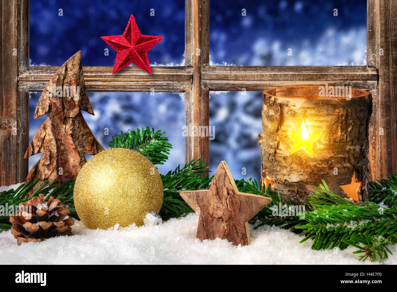 Weihnachten, Advent oder Winter saisonale Anordnung auf einem Fensterbrett im gemütlichen Candle-light, dekoriert mit Schnee, Ornamente und Tanne b Stockfoto Weihnachten, Advent oder Winter saisonale Anordnung auf einem Fensterbrett im gemütlichen Candle-light, dekoriert mit Schnee, Ornamente und Tanne b Stockfoto