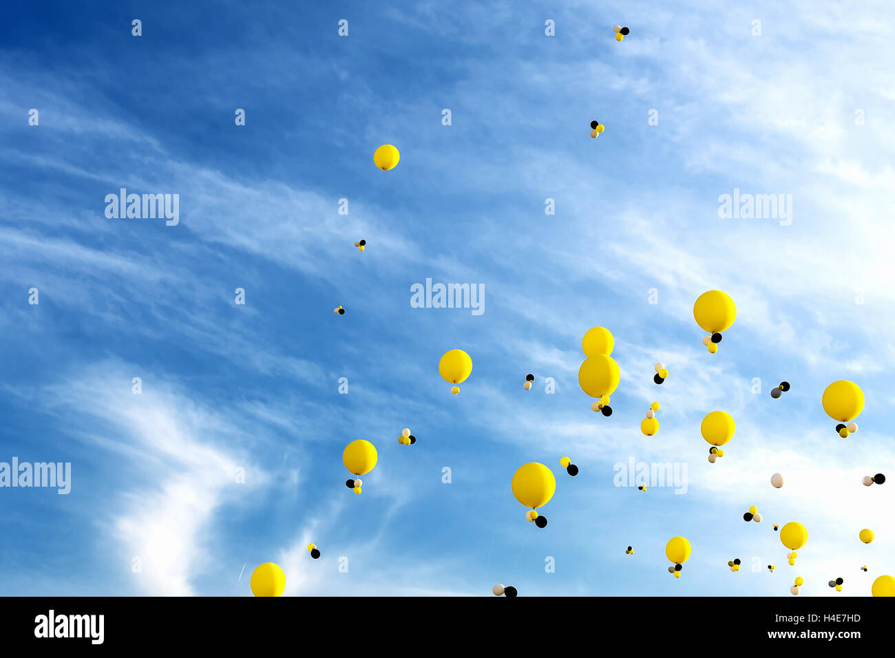 Helium-Ballons in den blauen Himmel Stockfoto