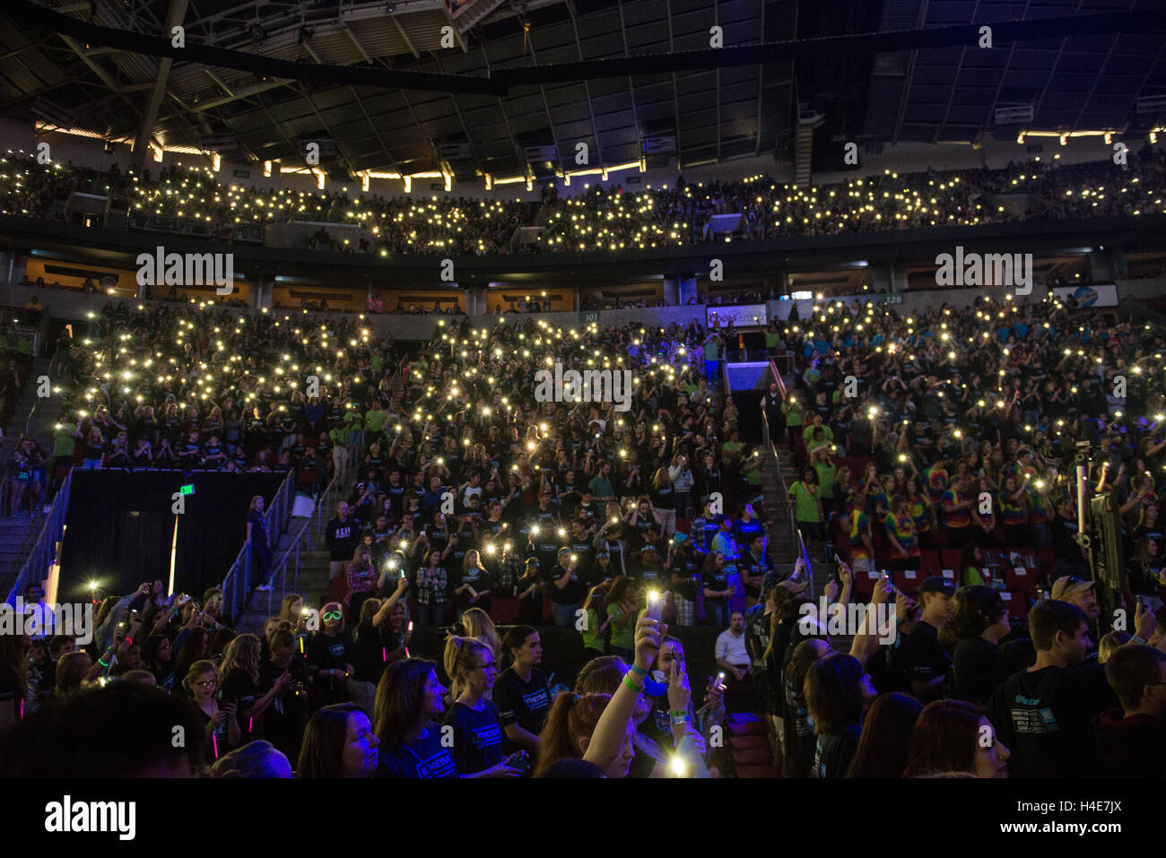 Masse halten Handy Lichter am WE Tag Seattle in Key Arena Stockfoto