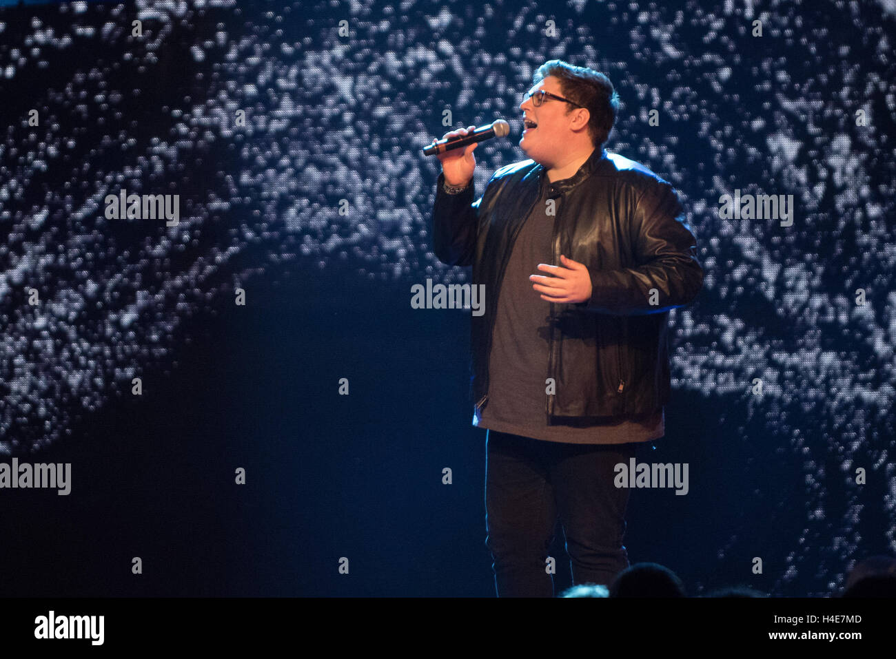 Jordan Smith führt für das Publikum am WE Tag Seattle in Key Arena Stockfoto