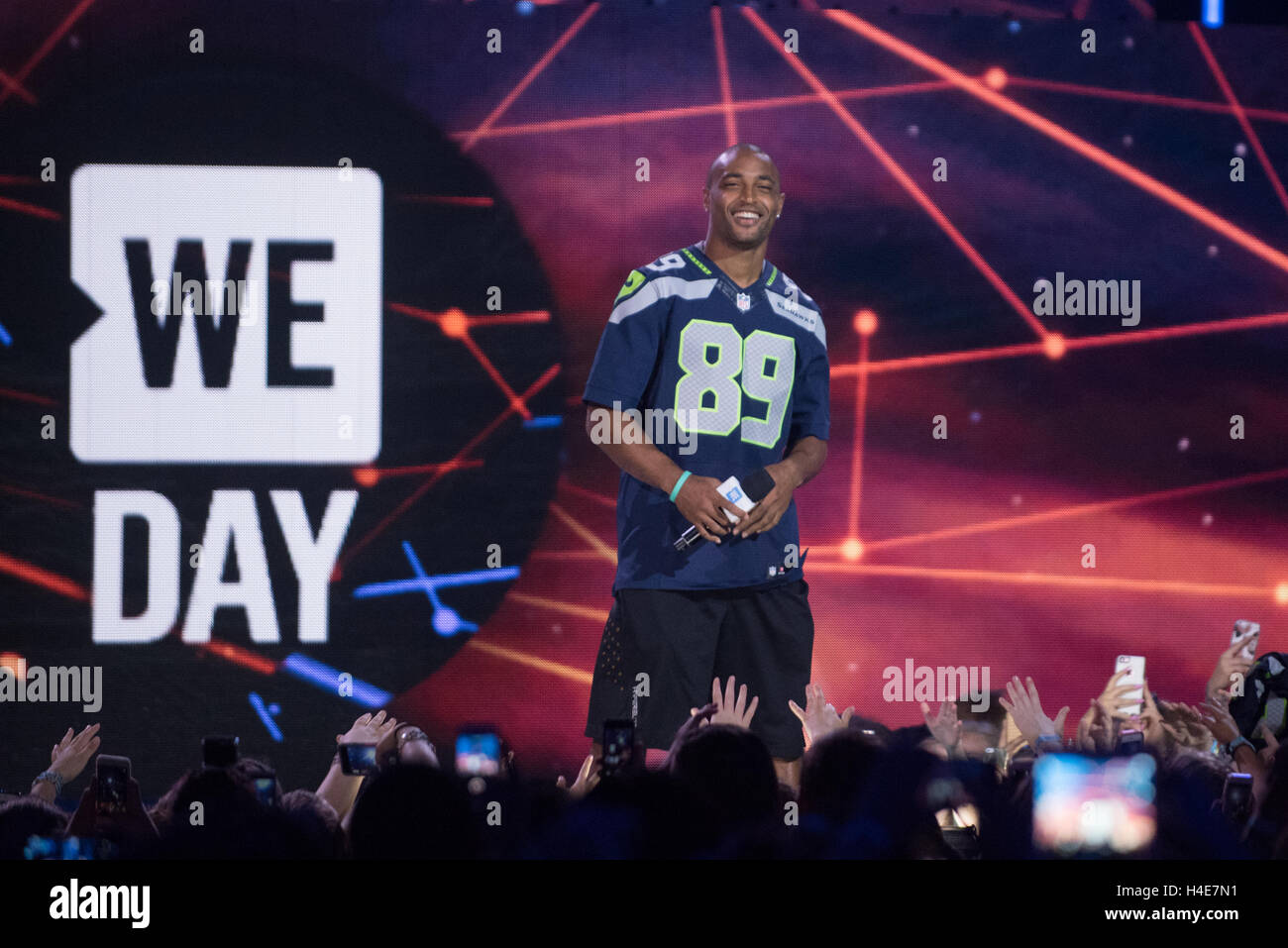 Doug Baldwin, Wide Receiver der Seattle Seahaws befasst sich mit die Masse am WE Tag Seattle in Key Arena Stockfoto