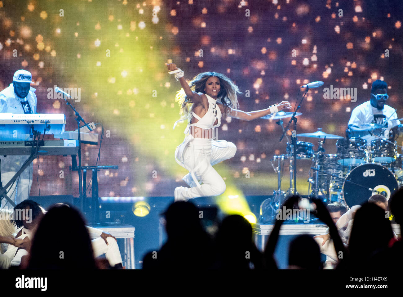 Musikalischer Künstler führt Ciara für das Publikum am WE Tag Seattle in Key Arena Stockfoto