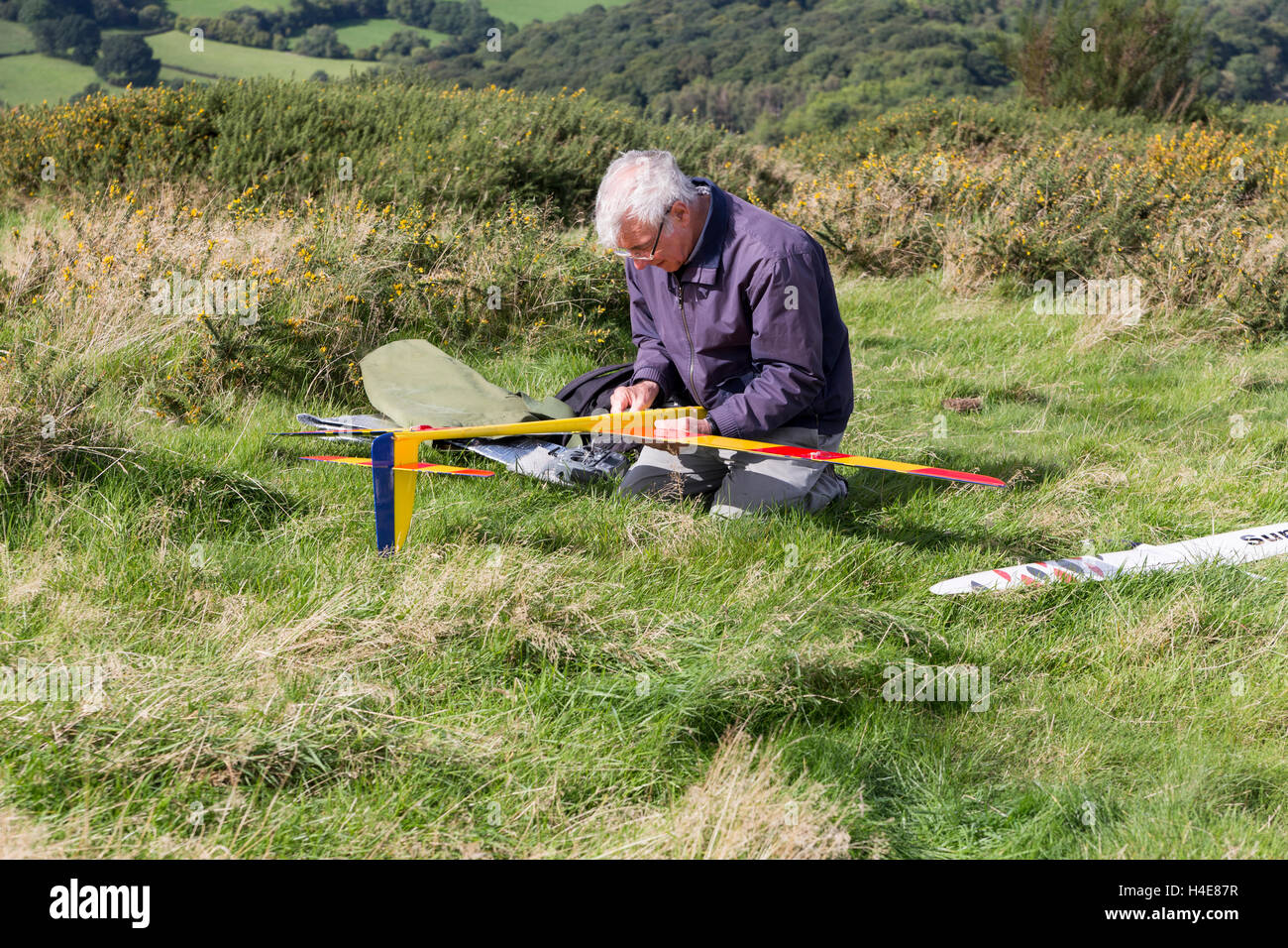 Modell Segelflug vorbereiten fliegen Great Malvern Hills Worcestershire England UK Stockfoto