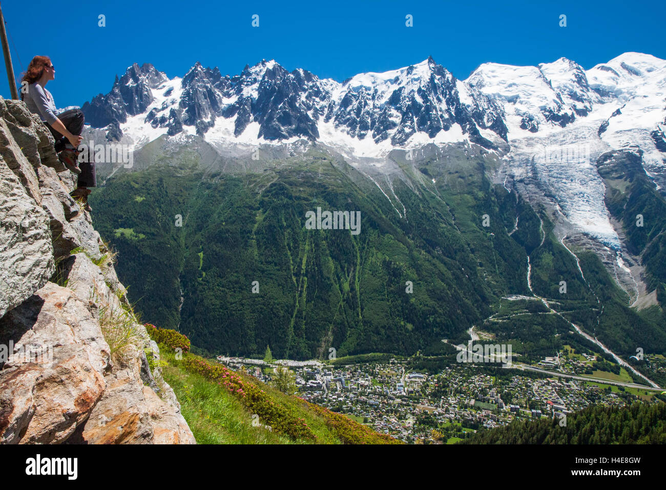 Junge Frau Enjoing die Aussicht auf Charmonix Dorf, französischen Alpen und Gletscher, Frankreich Stockfoto