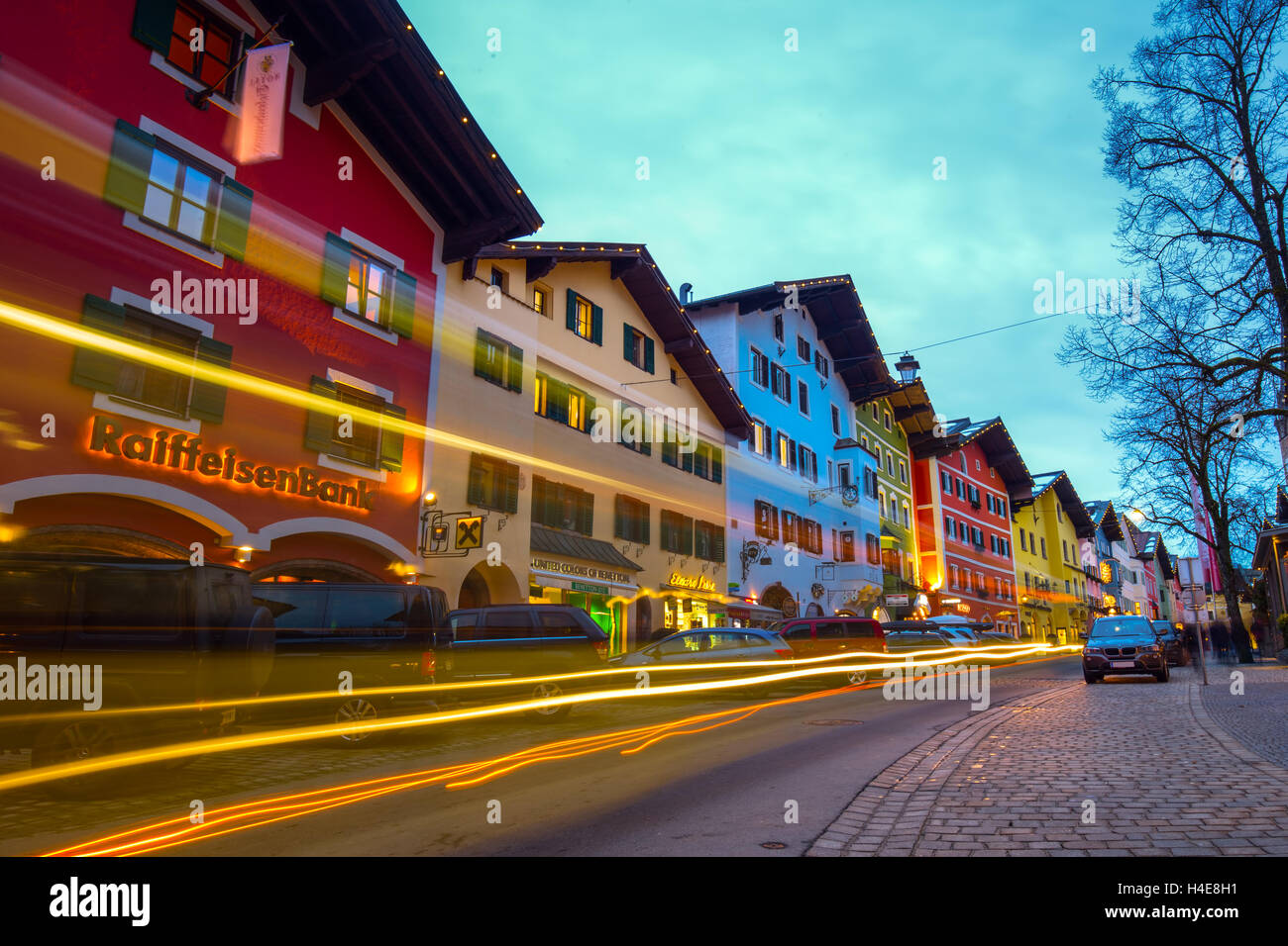 Blick auf historische Stadt Kitzbühel bei Nacht, Ort des berühmten Hahnenkamm-Rennen und eine der besten Ski-Resorts auf der ganzen Welt. Stockfoto