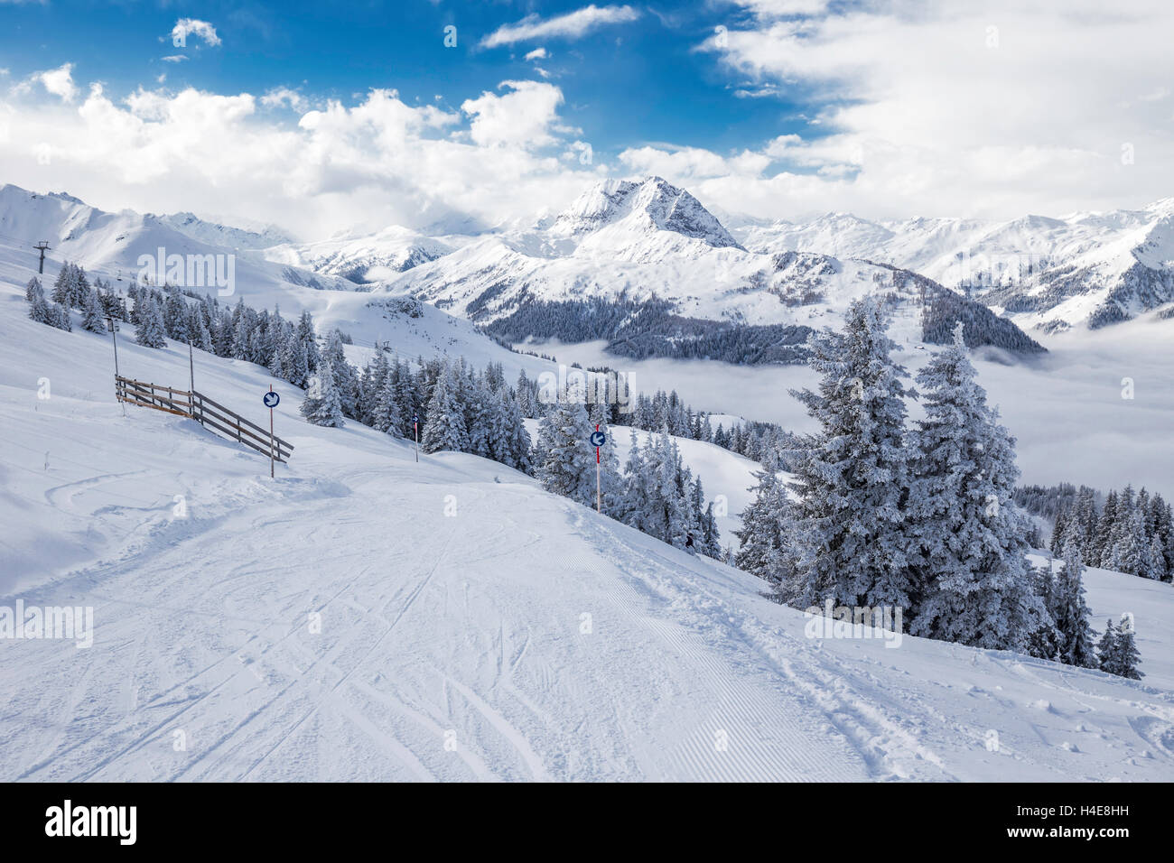 Skipiste und Bäumen fallenden Neuschnee in Kitzbühel Ski Resort, Tiroler Alpen, Österreich Stockfoto