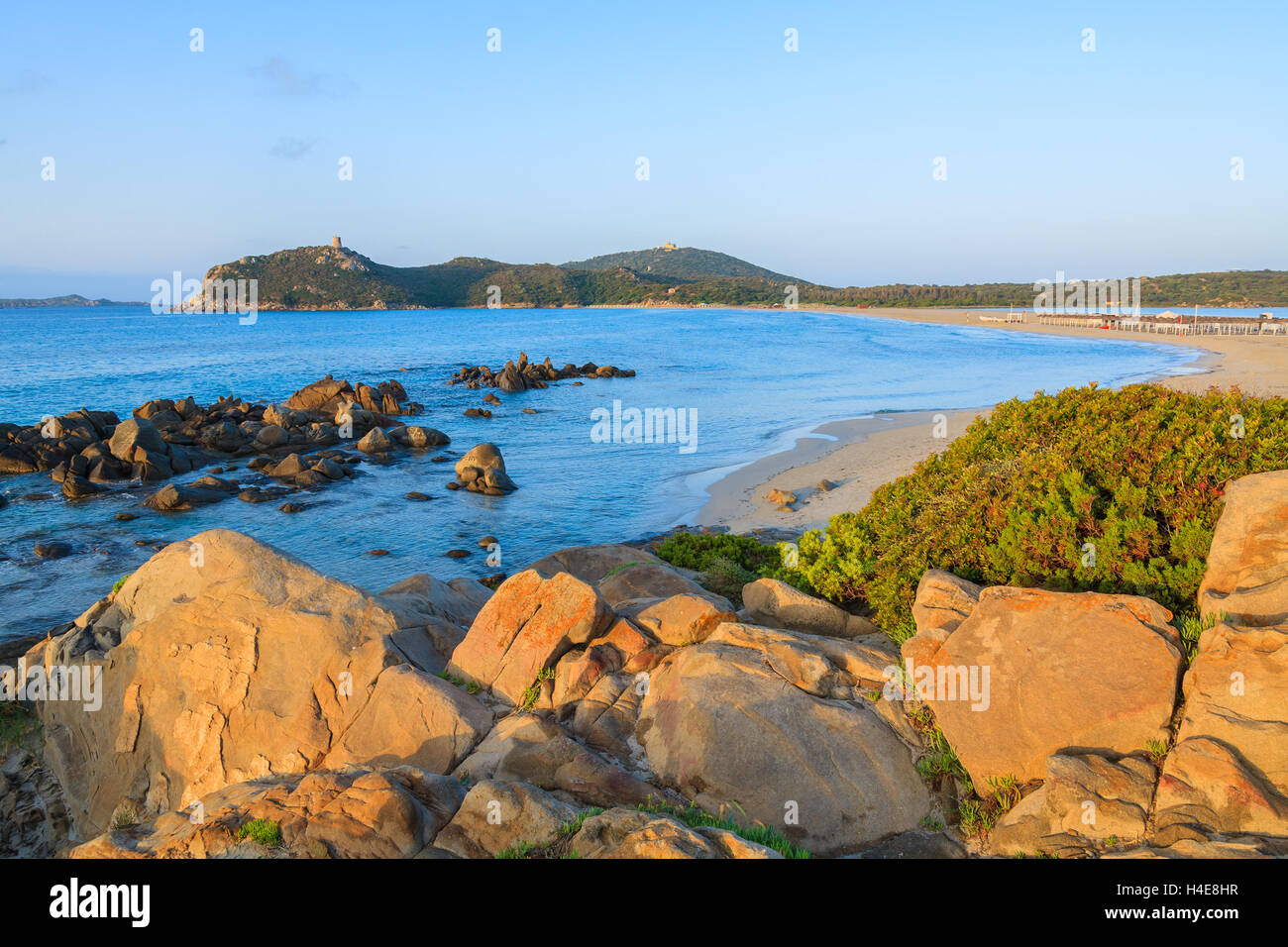 Felsen im Licht der schönen Sonnenaufgang am Strand von Porto Giunco in der Nähe von Villasimius, Insel Sardinien, Italien Stockfoto