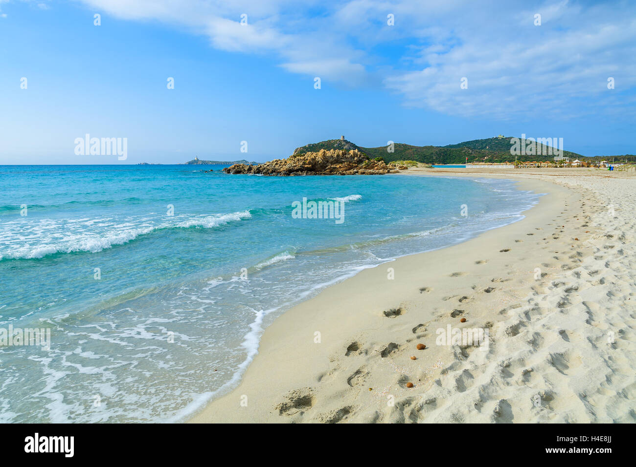 Fußabdrücke auf Porto Giunco sandigen Strand und Türkis Meer anzeigen, Insel Sardinien, Italien Stockfoto