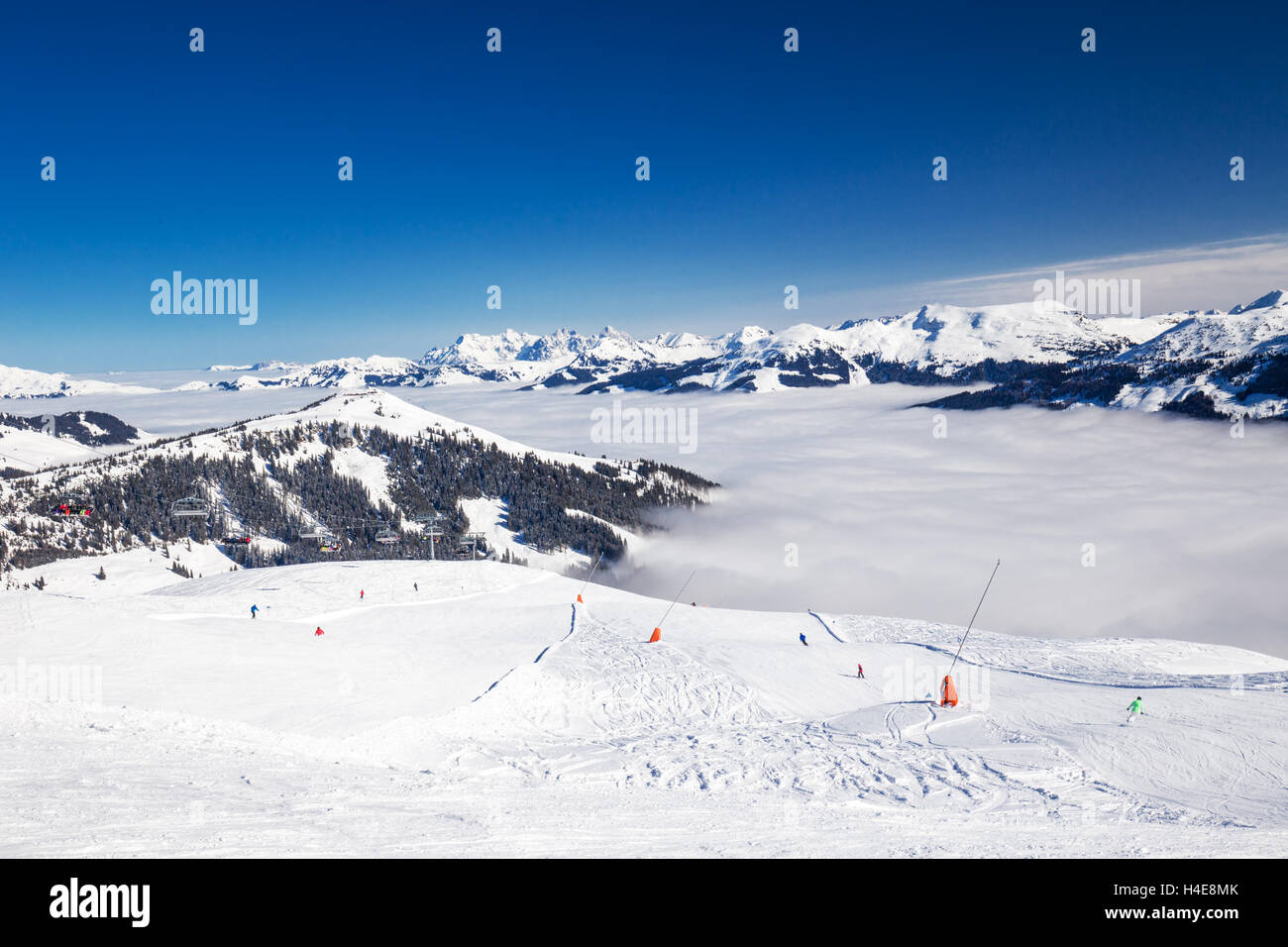 Tiroler Alpen und Ski-Pisten im Skigebiet Kitzbühel, Österreich Stockfoto