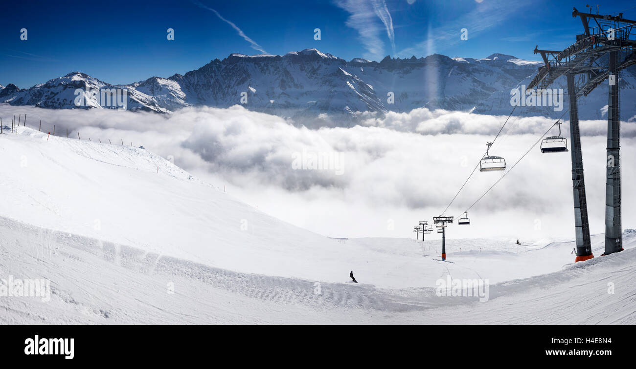 Panorama-Blick zum Sessellift in Elm Ski Resort, Schweizer Alpen, Schweiz Stockfoto