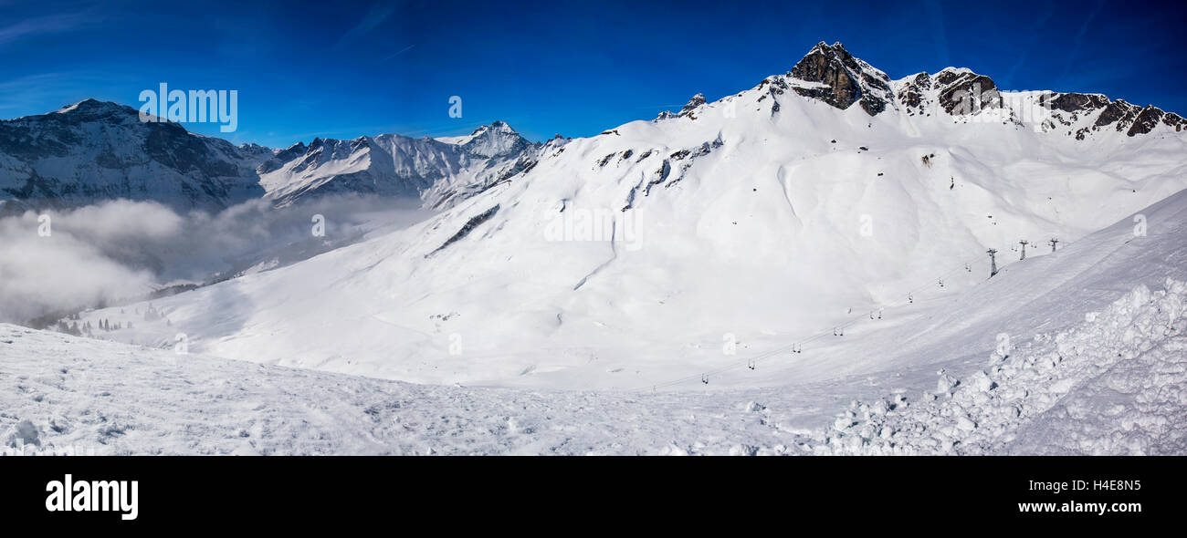 Panorama-Blick zum Sessellift in Elm Ski Resort, Schweizer Alpen, Schweiz Stockfoto