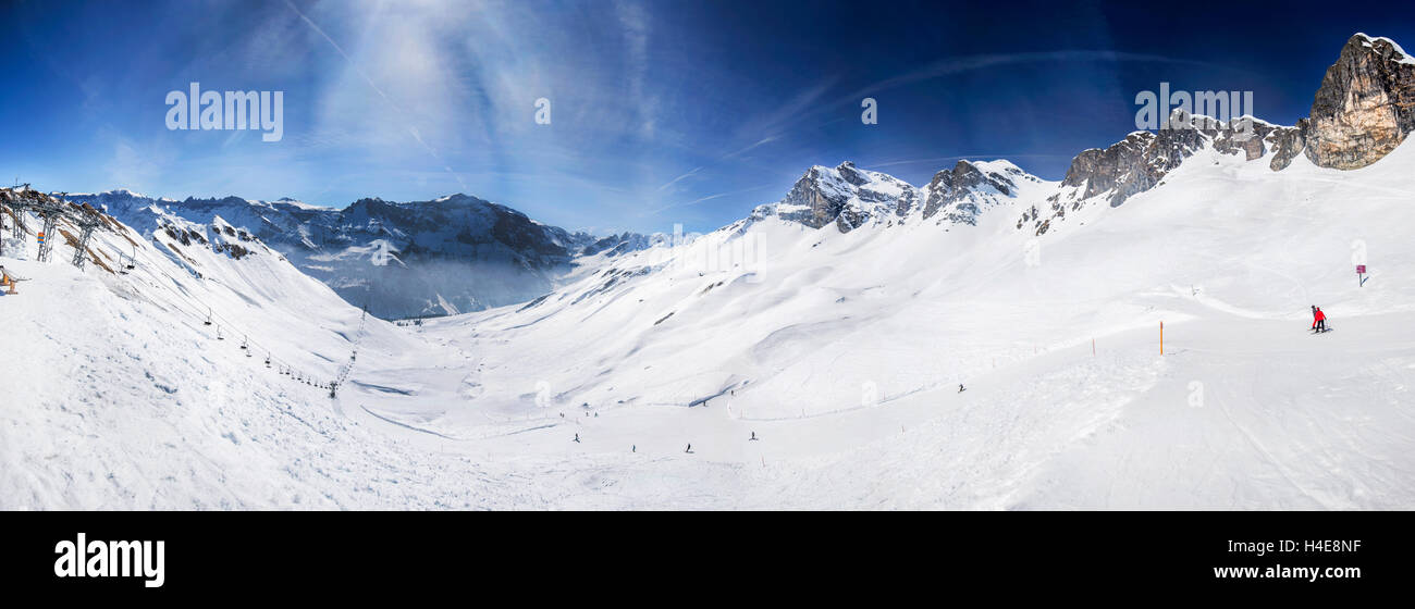 Panoramablick auf Sesselbahn im Skigebiet Elm, Schweiz Stockfoto